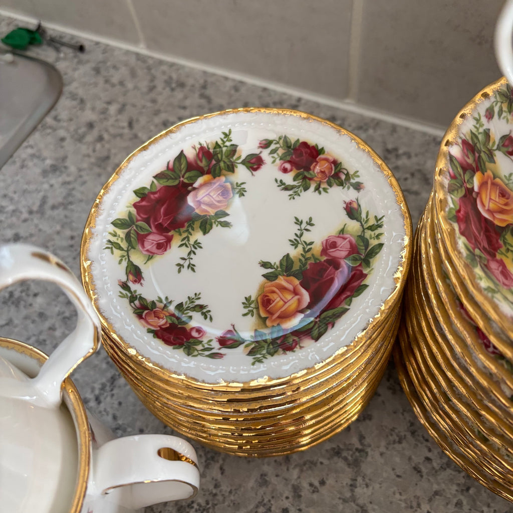 E788 72 piece Royal Albert Old Country Roses china grouping (in excellent condition)