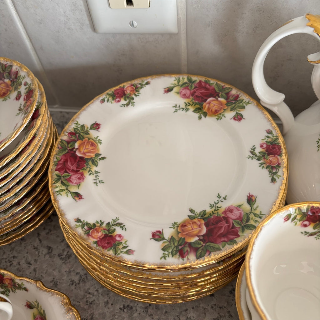 E788 72 piece Royal Albert Old Country Roses china grouping (in excellent condition)