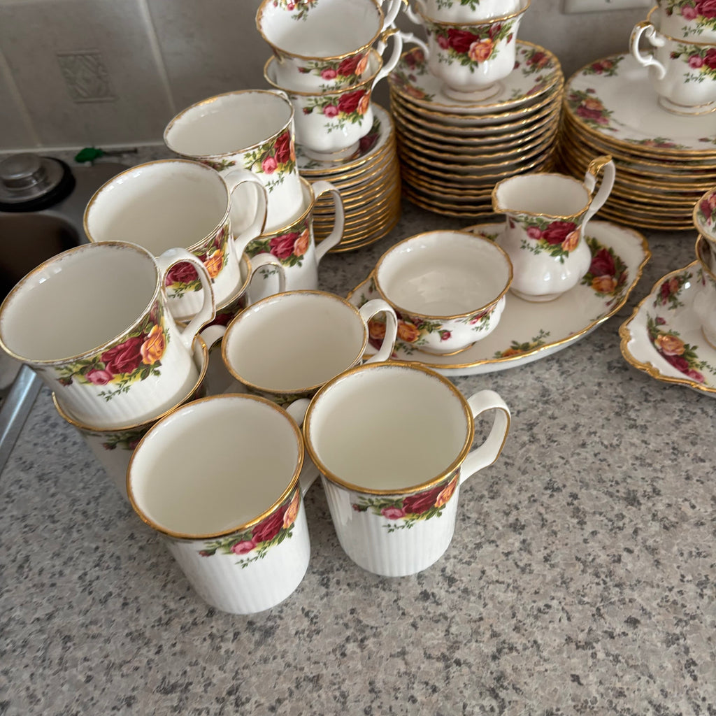 E788 72 piece Royal Albert Old Country Roses china grouping (in excellent condition)