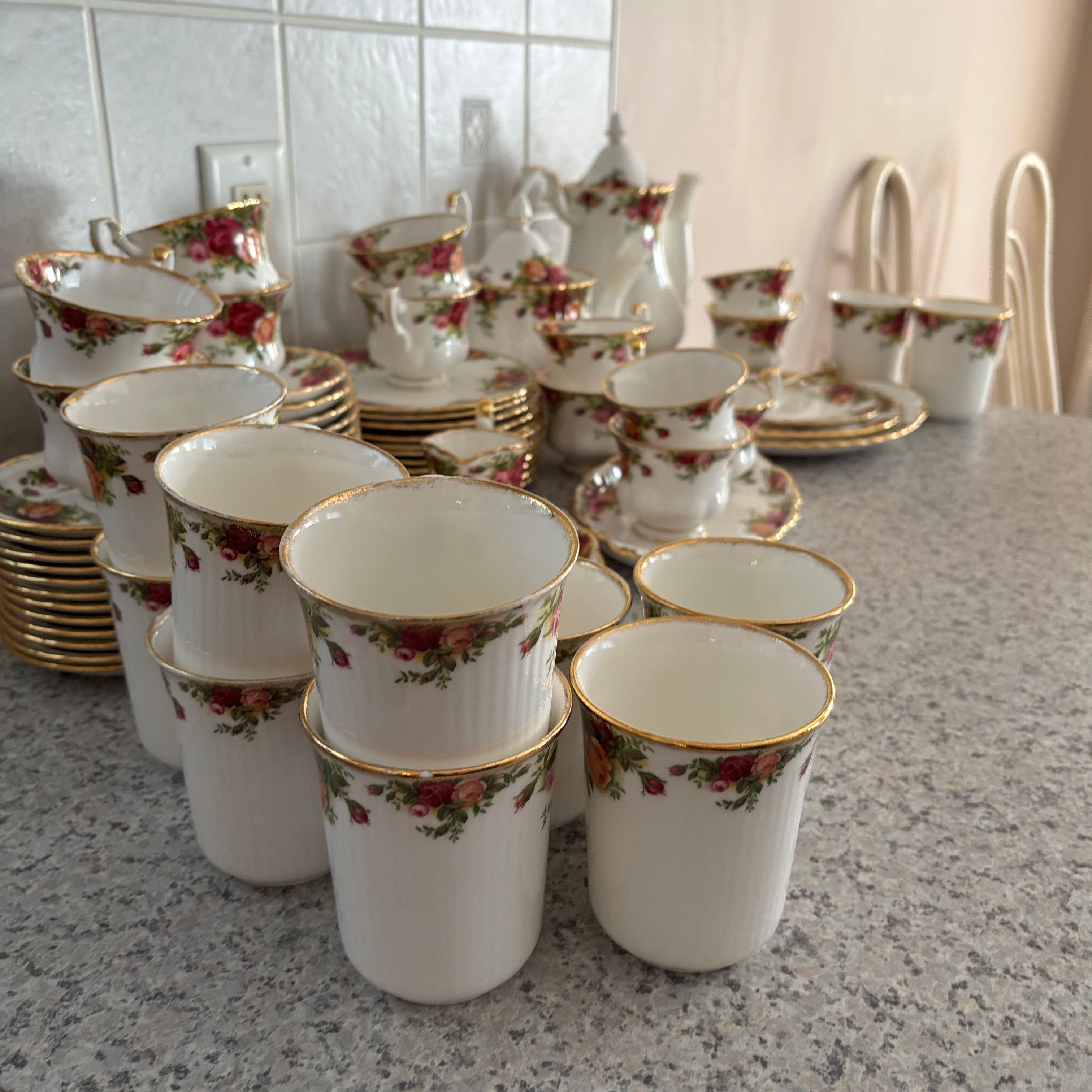 E788 72 piece Royal Albert Old Country Roses china grouping (in excellent condition)