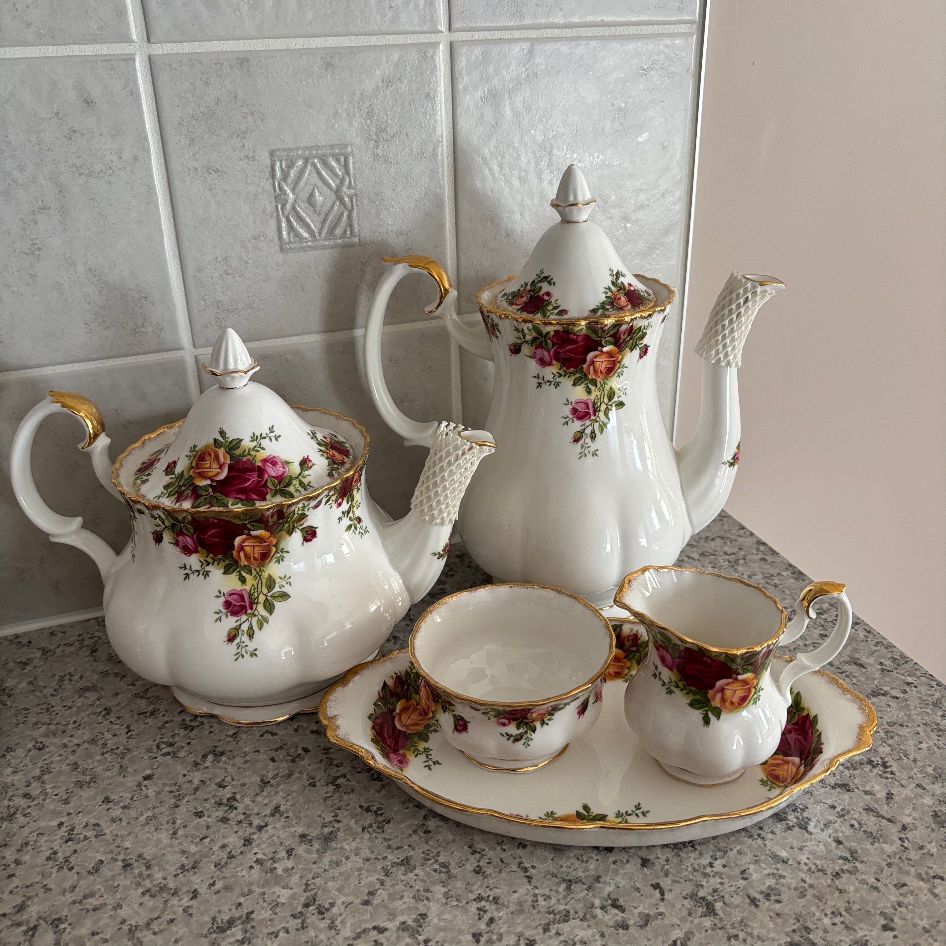E788 72 piece Royal Albert Old Country Roses china grouping (in excellent condition)