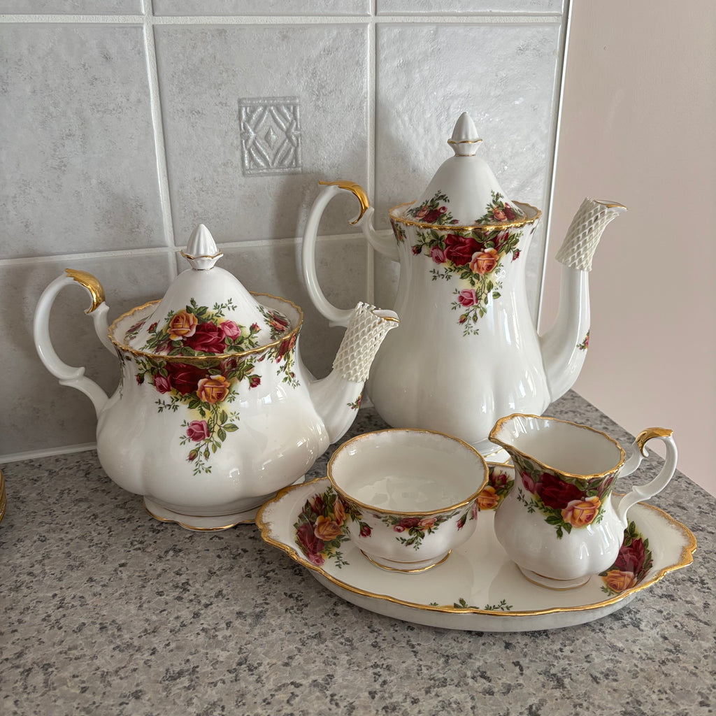 E788 72 piece Royal Albert Old Country Roses china grouping (in excellent condition)