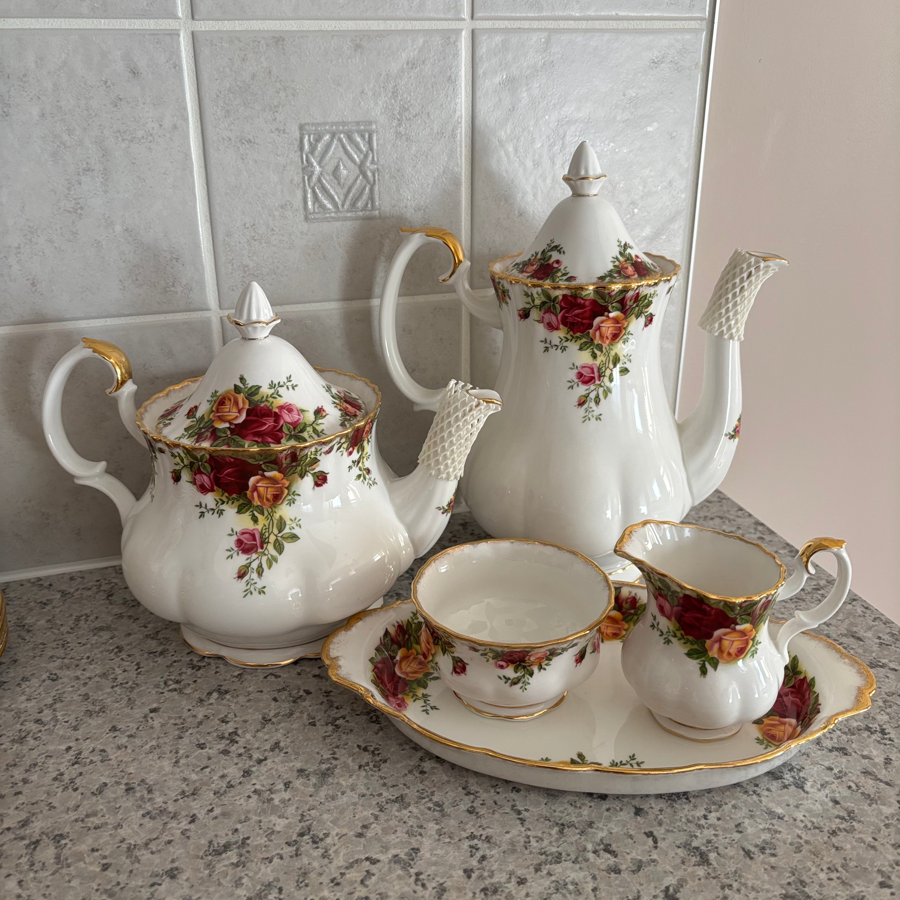 E788 72 piece Royal Albert Old Country Roses china grouping (in excellent condition)