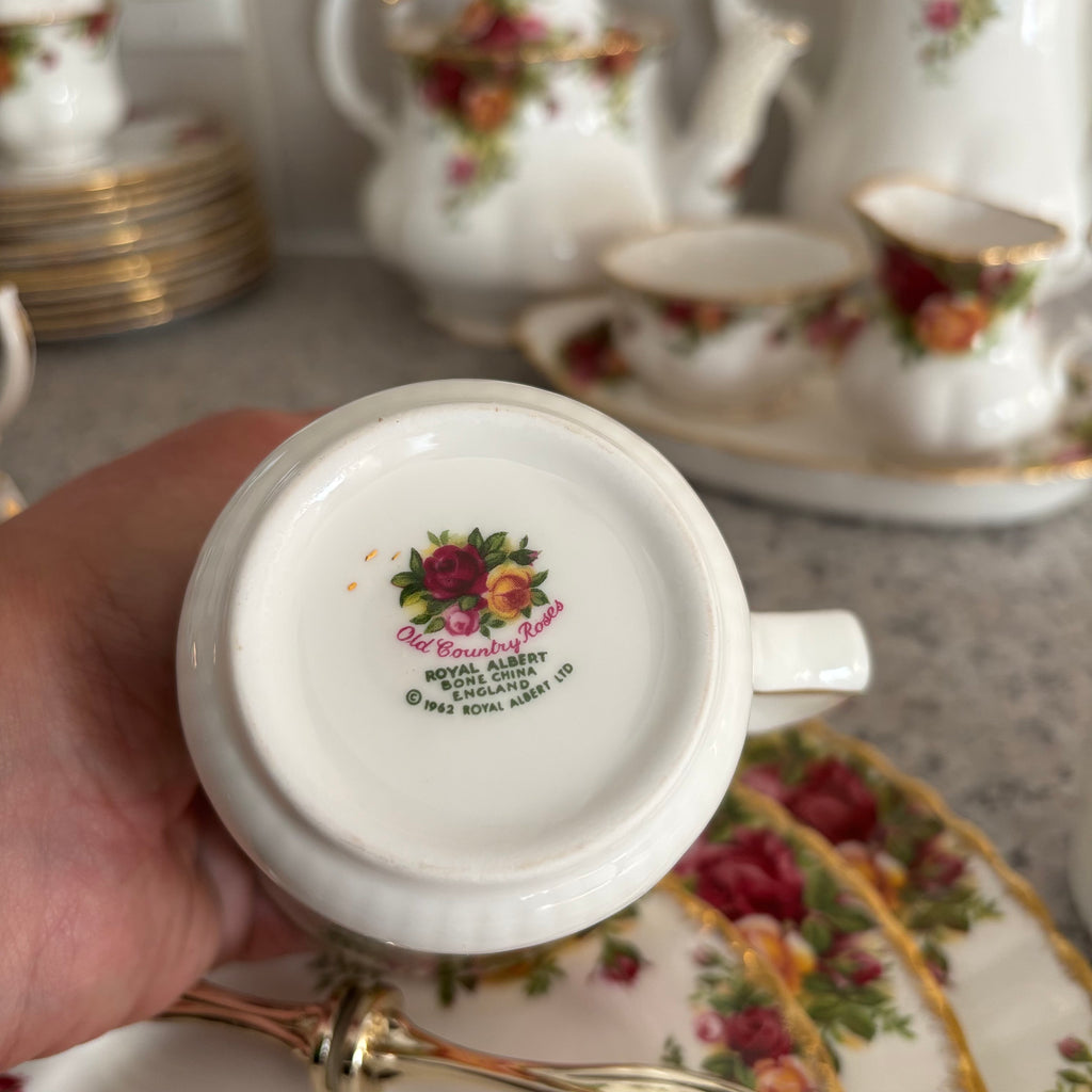 E788 72 piece Royal Albert Old Country Roses china grouping (in excellent condition)