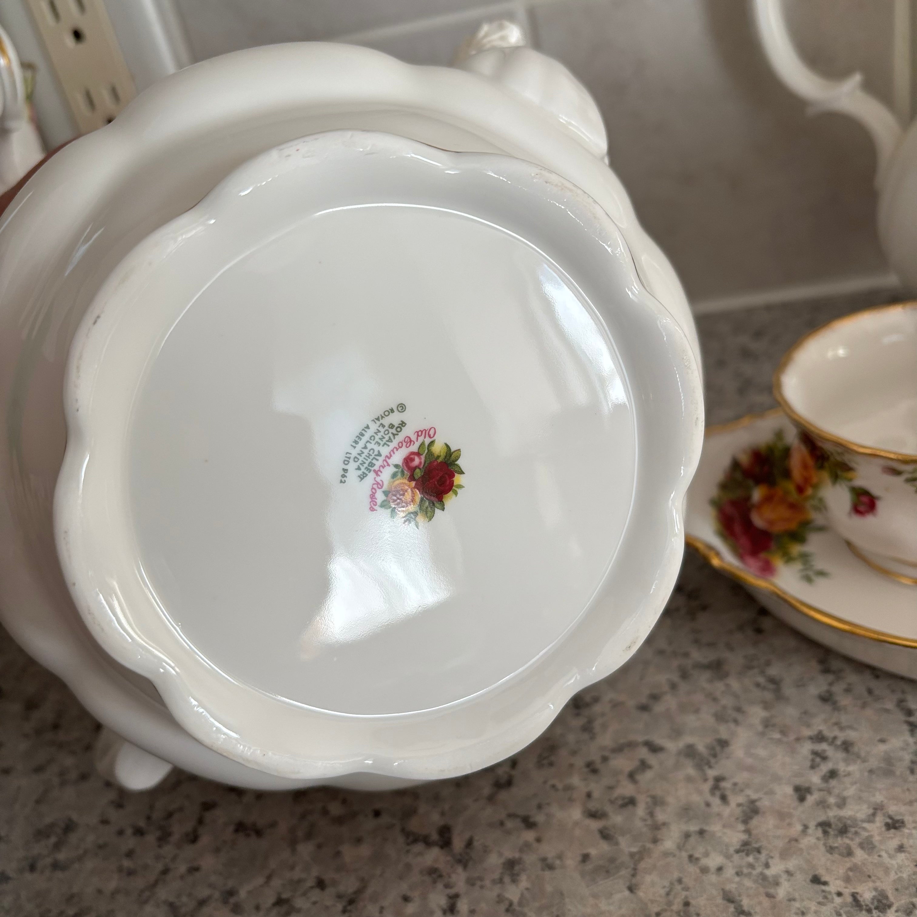 E788 72 piece Royal Albert Old Country Roses china grouping (in excellent condition)