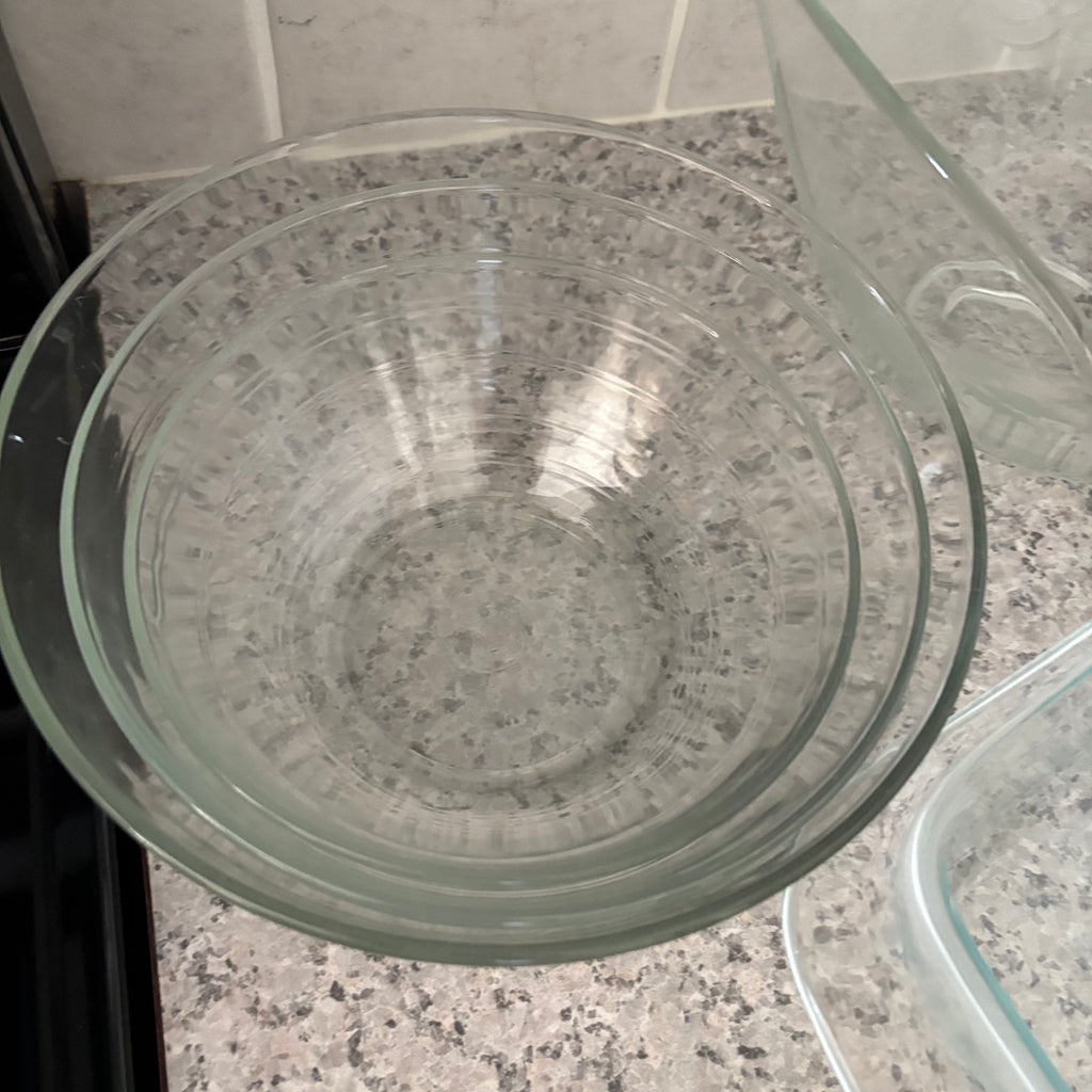 E789 Vintage kitchen grouping (pyrex mixing bowls and more)