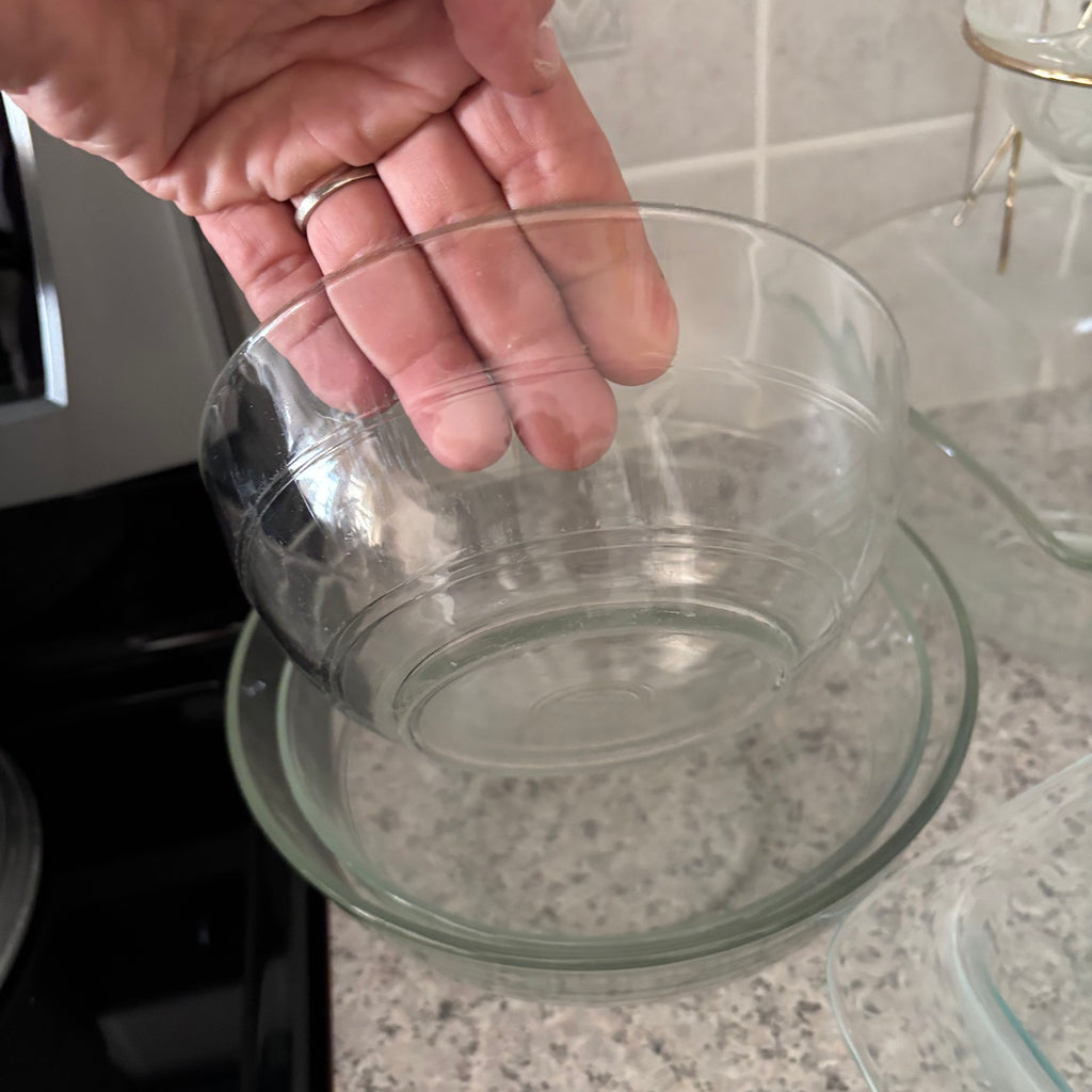 E789 Vintage kitchen grouping (pyrex mixing bowls and more)