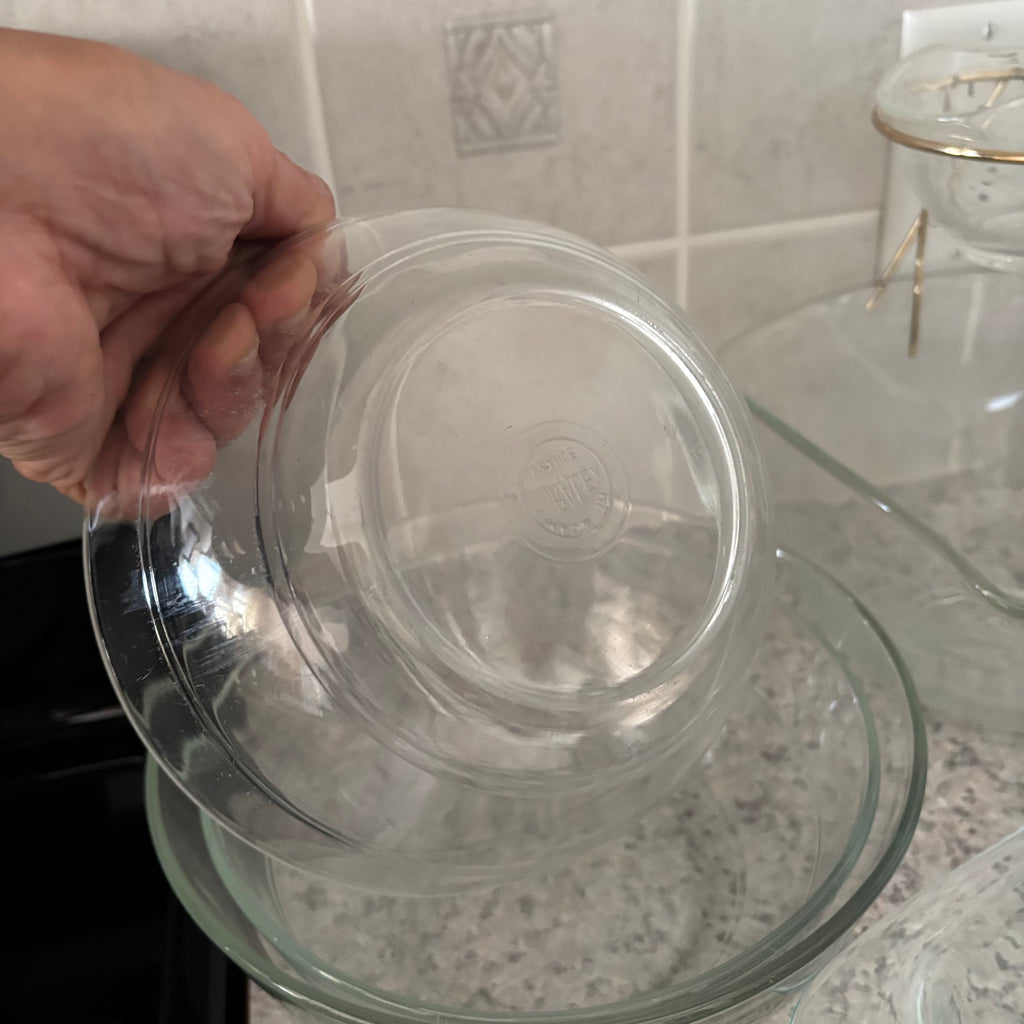 E789 Vintage kitchen grouping (pyrex mixing bowls and more)