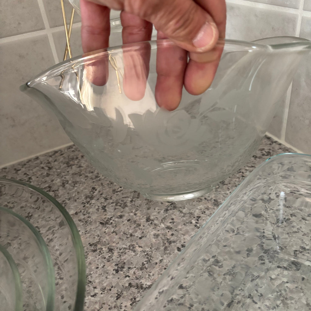 E789 Vintage kitchen grouping (pyrex mixing bowls and more)