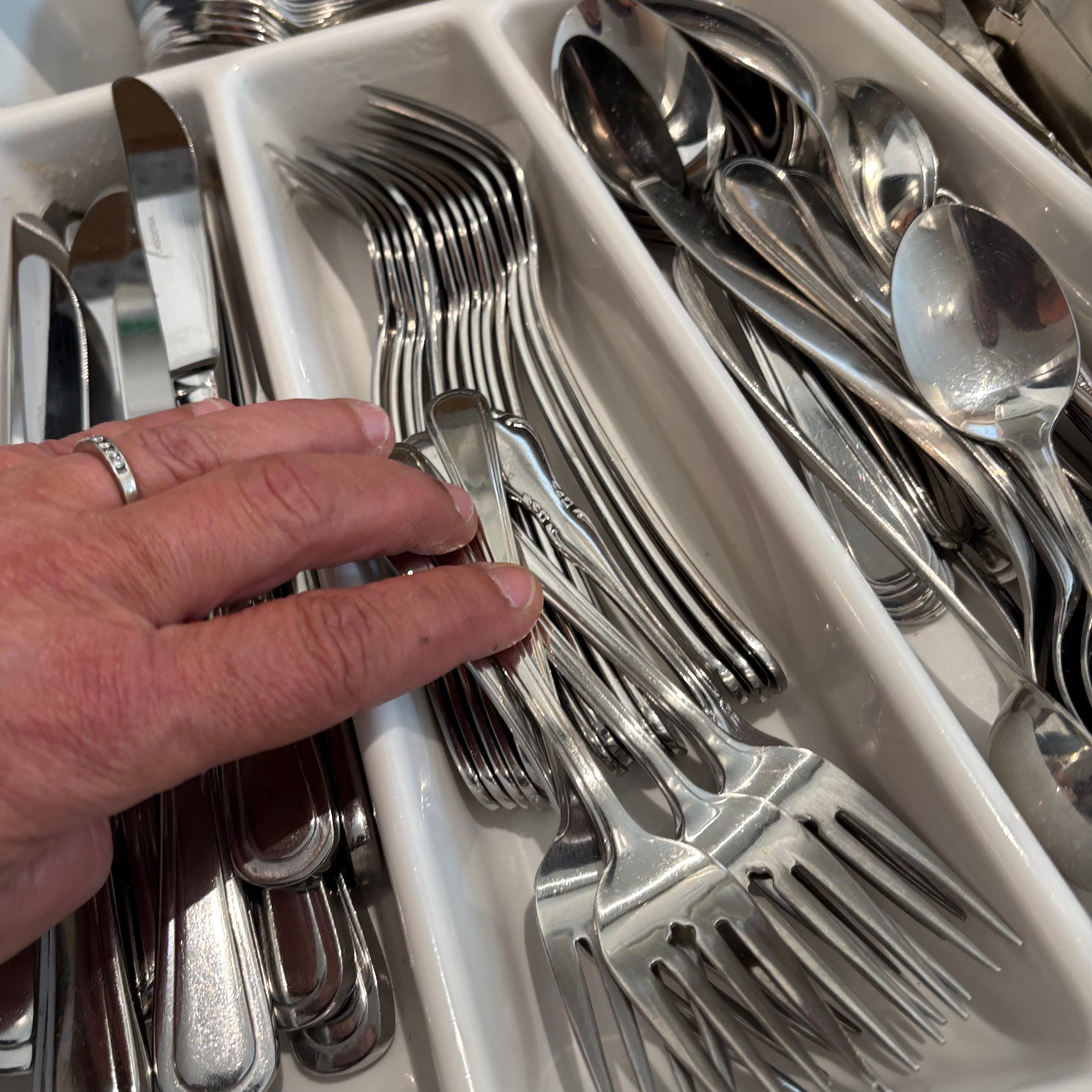 F793 Cutlery Grouping (2 kitchen drawers of stuff)