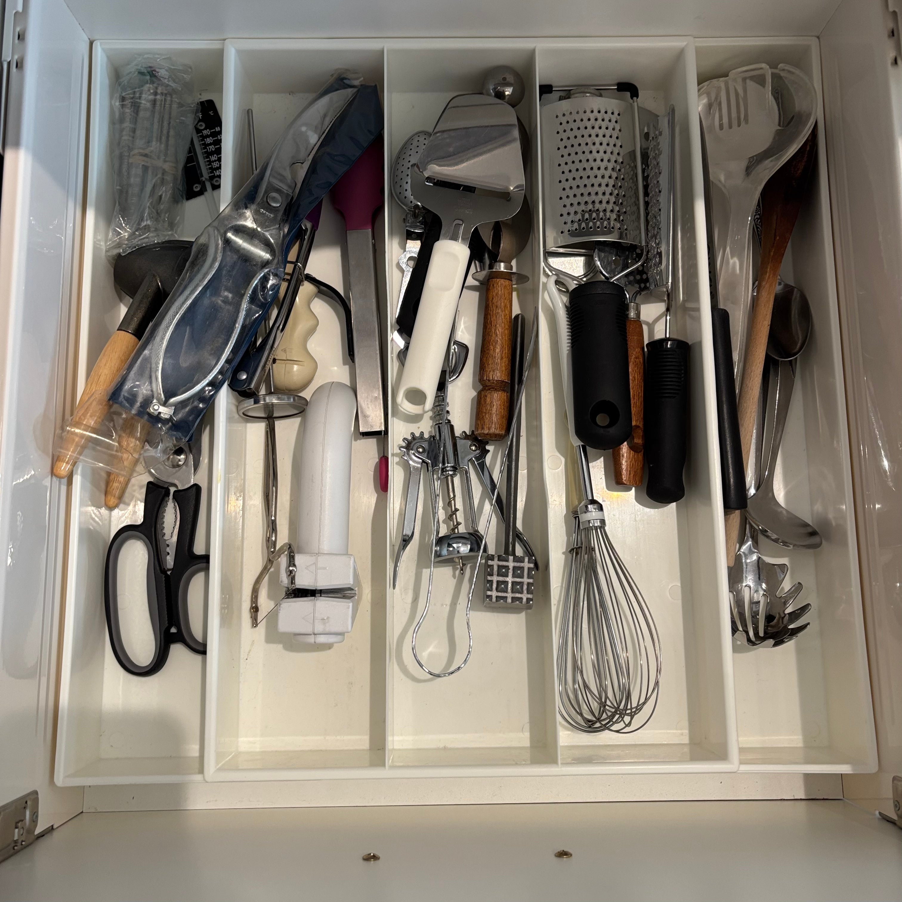 F793 Cutlery Grouping (2 kitchen drawers of stuff)