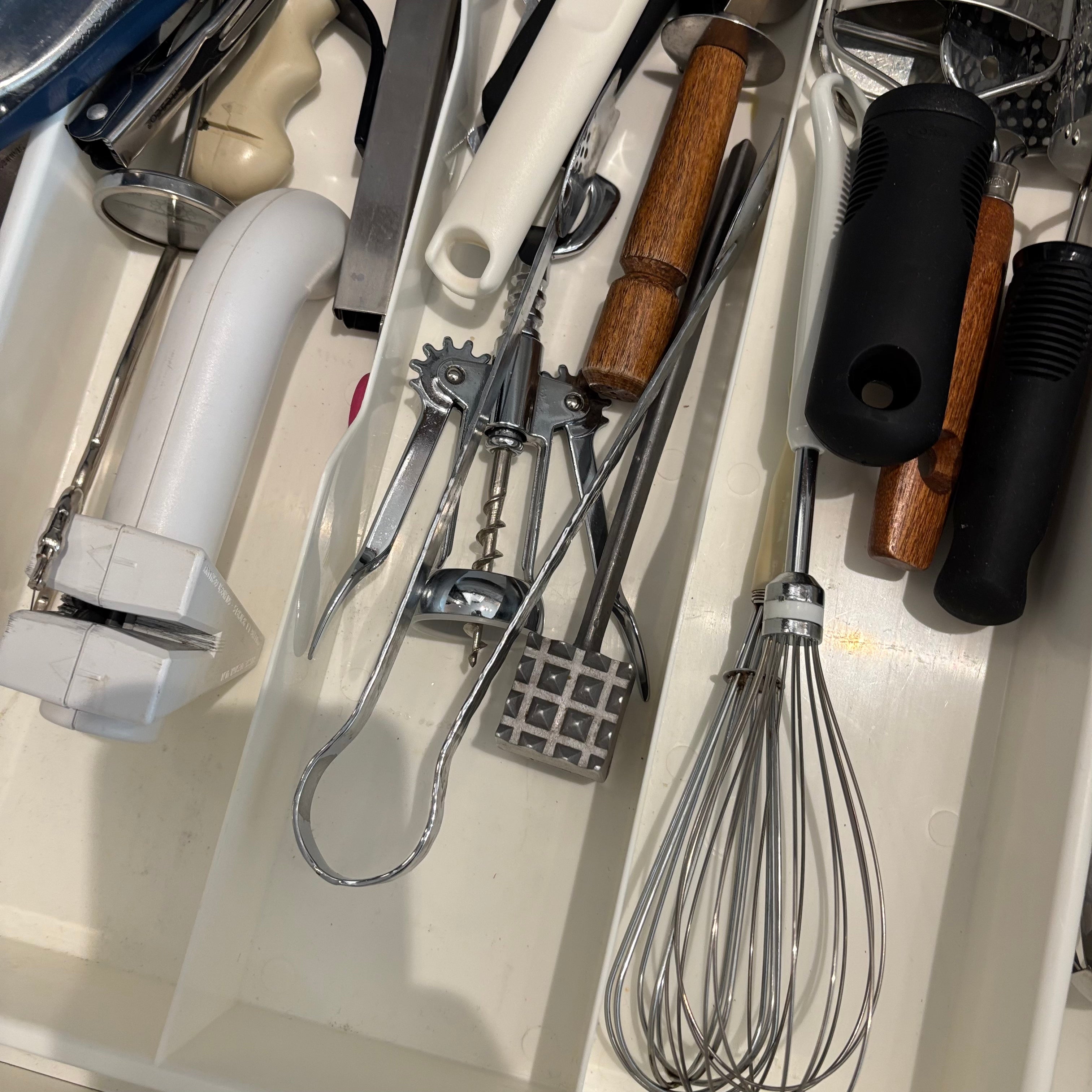 F793 Cutlery Grouping (2 kitchen drawers of stuff)