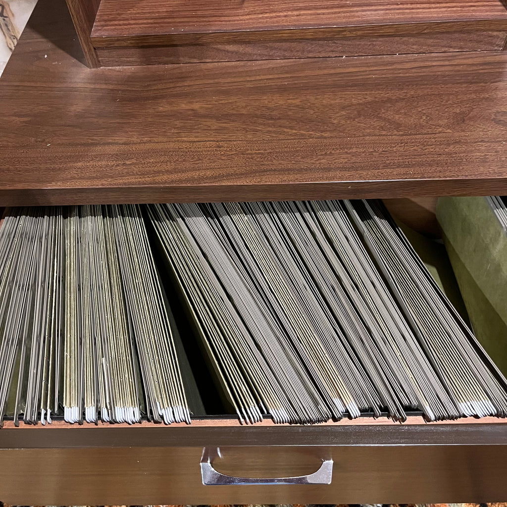 E542 Vintage file cabinet with upper shelf