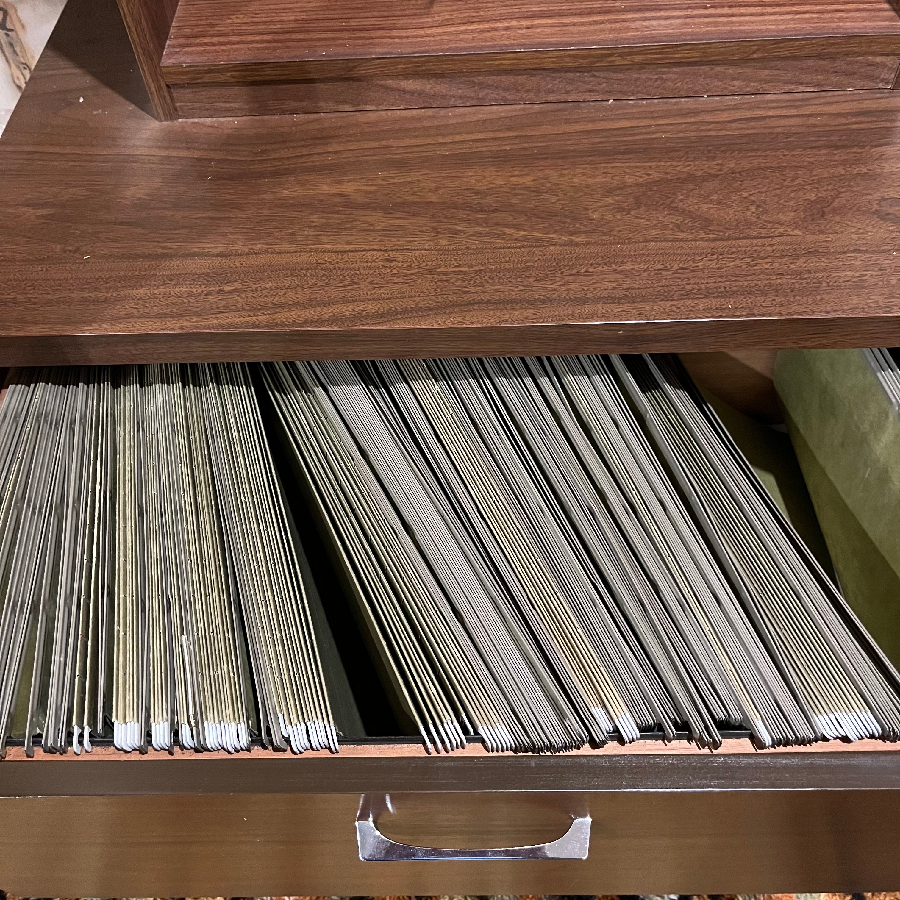 E542 Vintage file cabinet with upper shelf