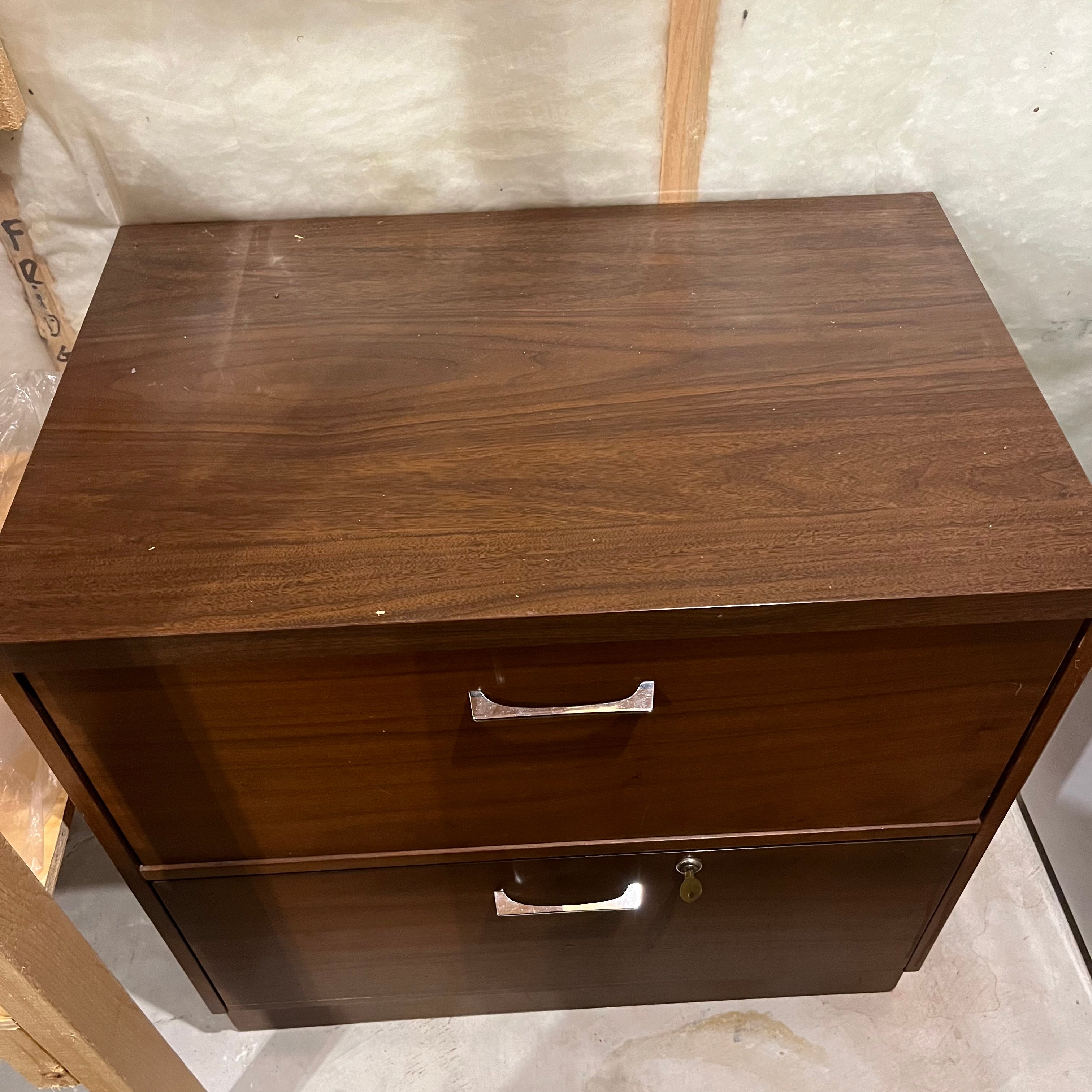 E542 Vintage file cabinet with upper shelf