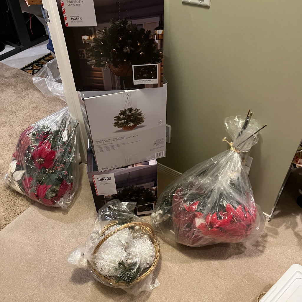 E544 Christmas decor grouping (indoor/outdoor hanging baskets and more)