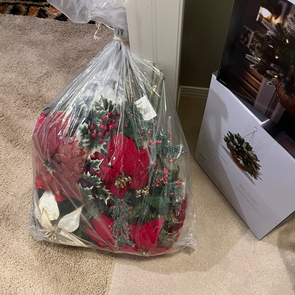 E544 Christmas decor grouping (indoor/outdoor hanging baskets and more)