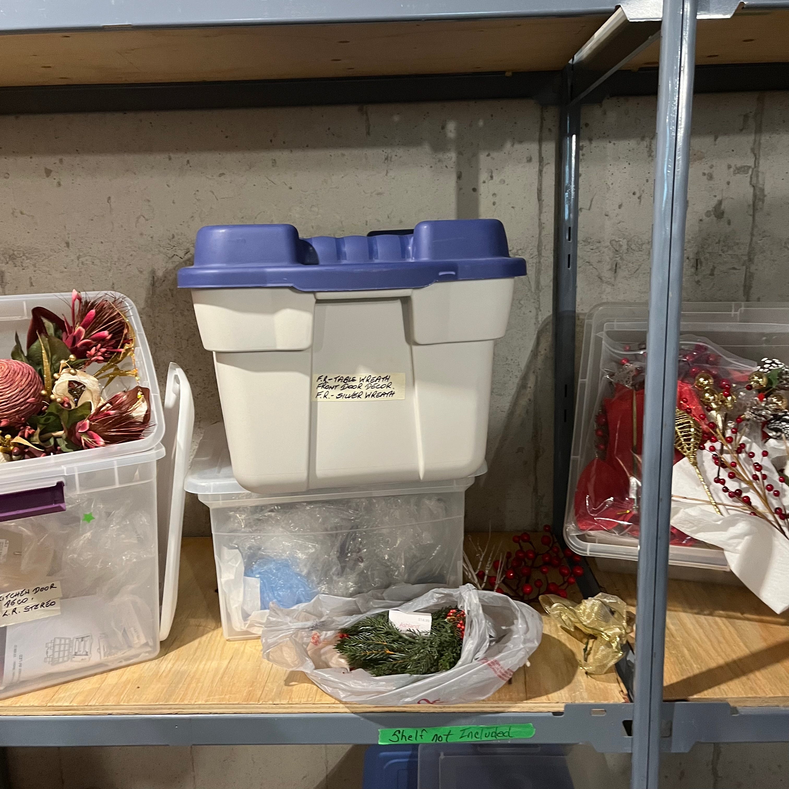 E551 Christmas grouping (table wreath and more)