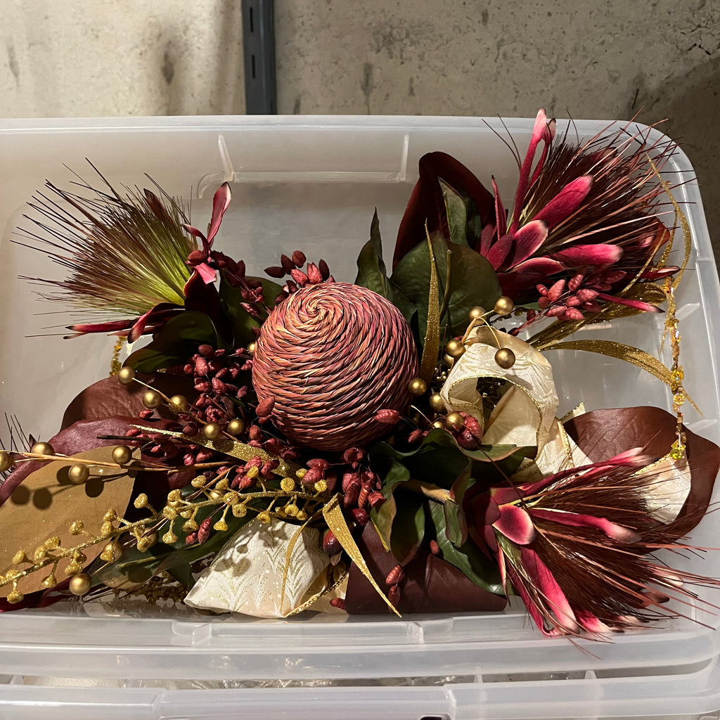 E551 Christmas grouping (table wreath and more)