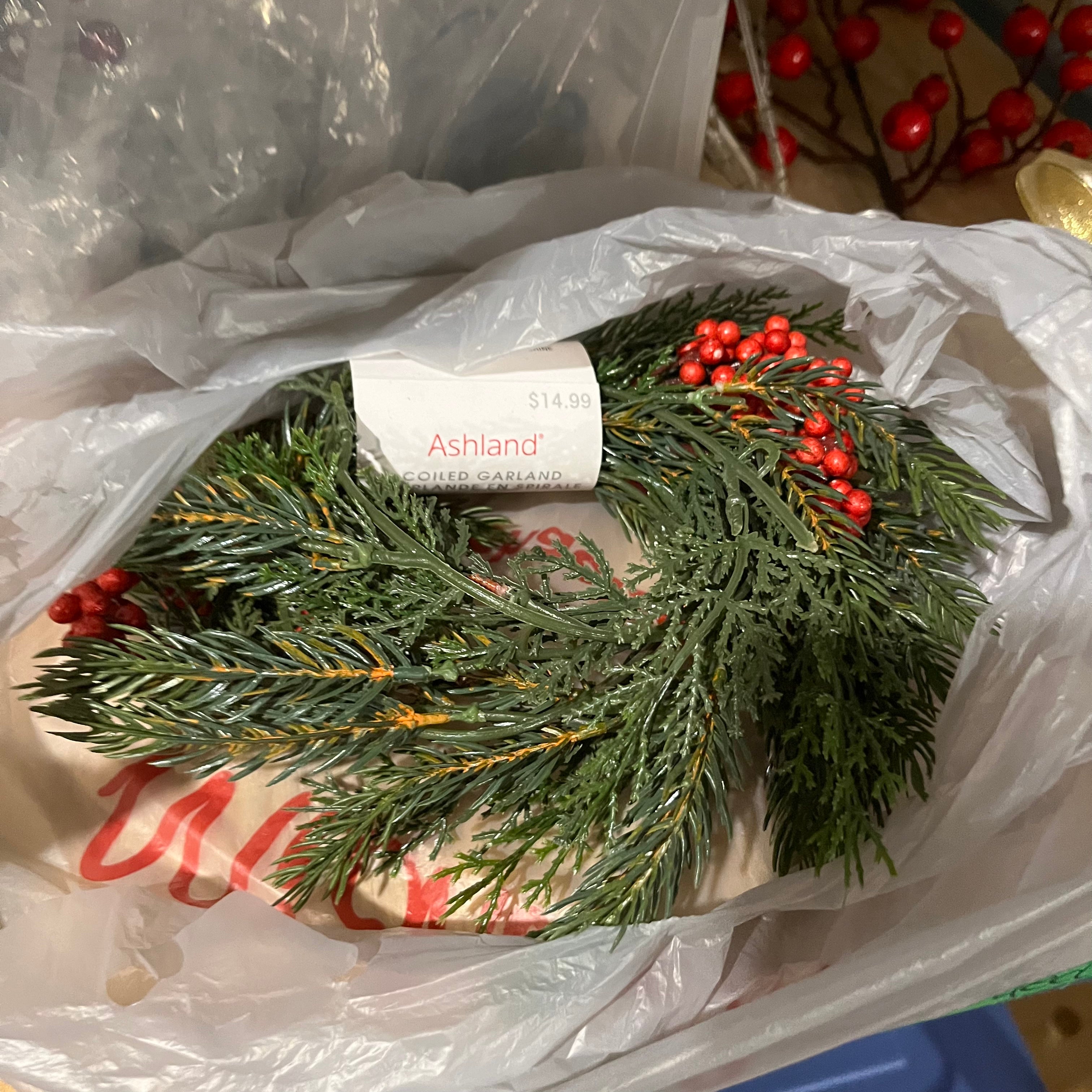 E551 Christmas grouping (table wreath and more)