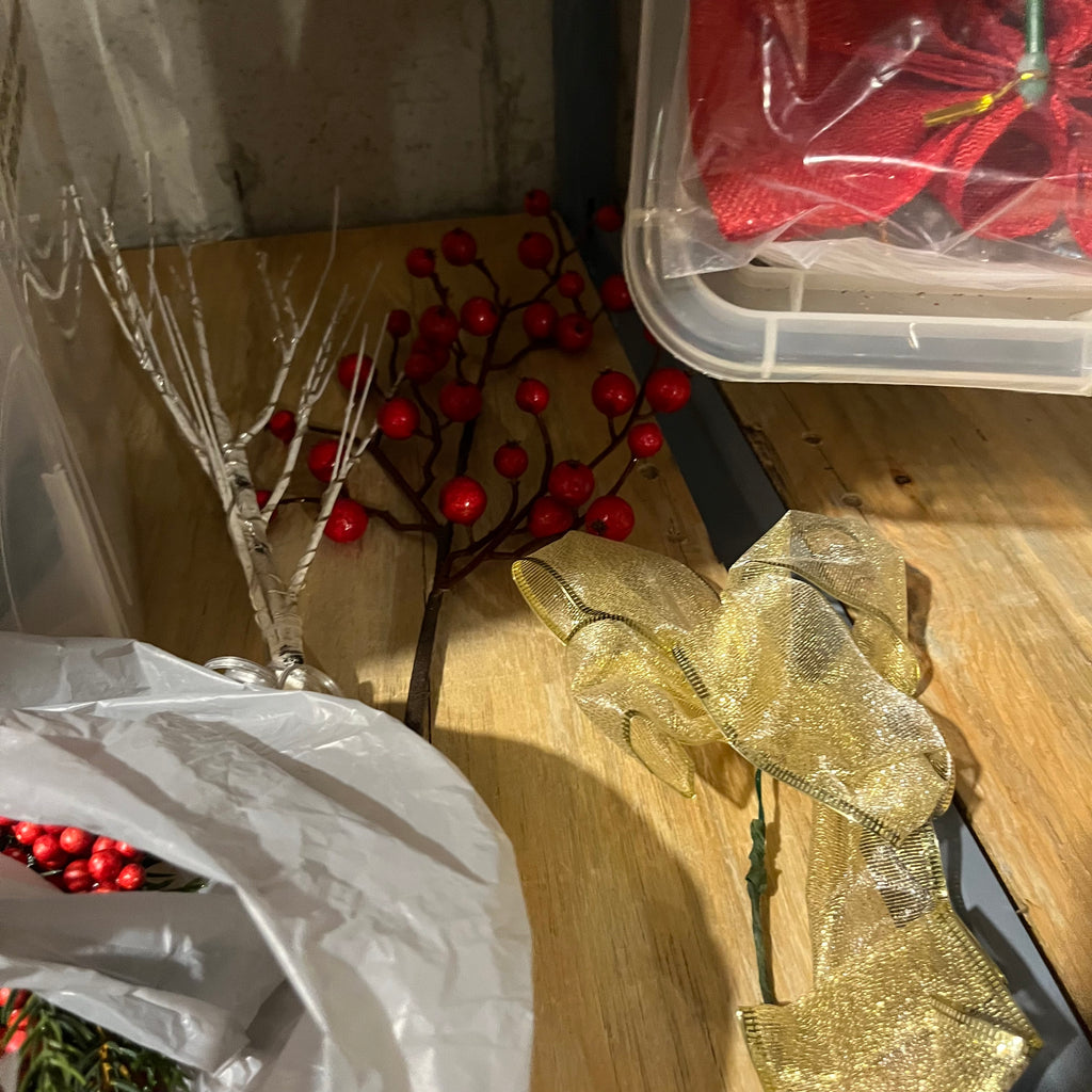 E551 Christmas grouping (table wreath and more)