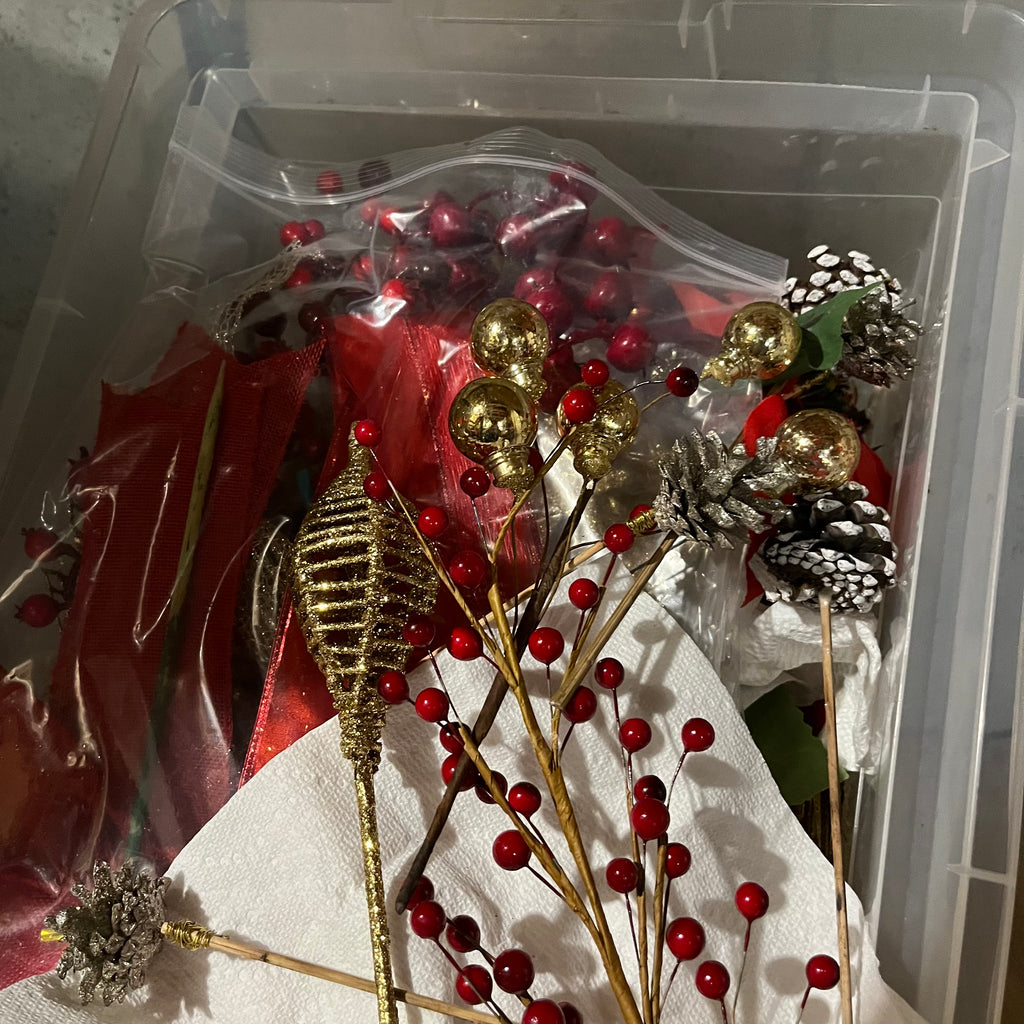E551 Christmas grouping (table wreath and more)
