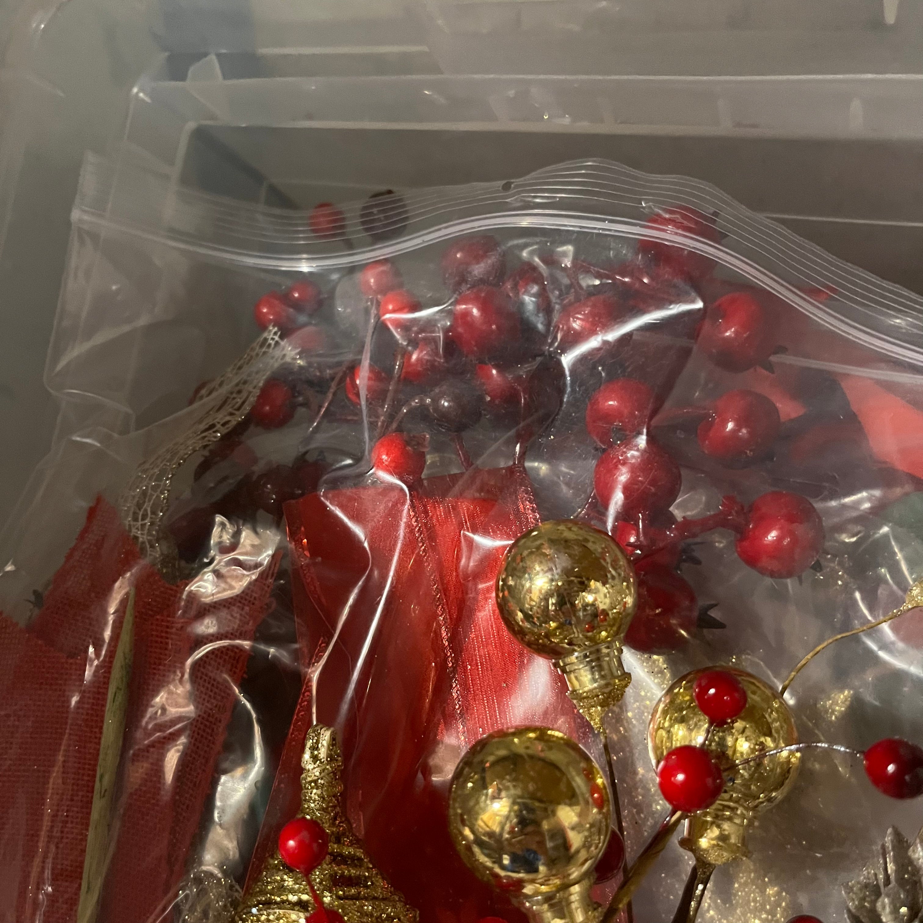 E551 Christmas grouping (table wreath and more)