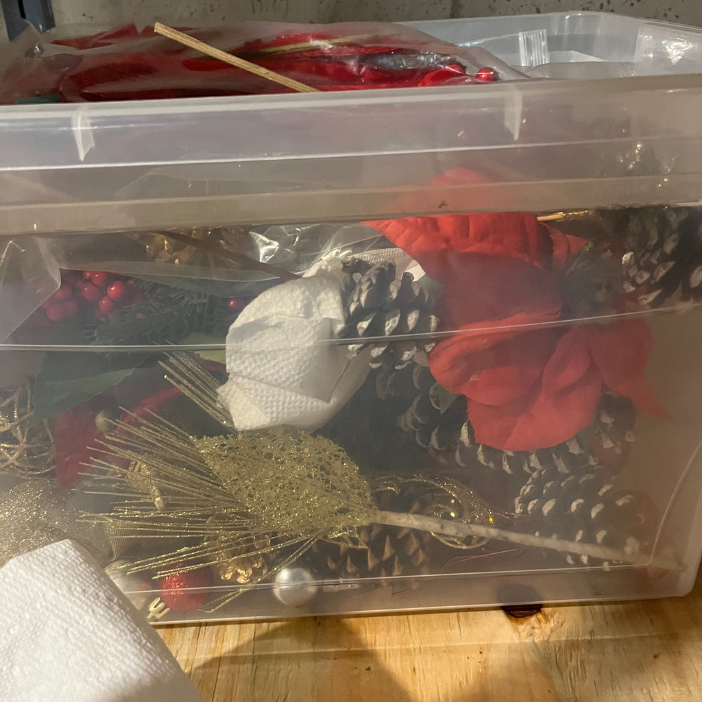 E551 Christmas grouping (table wreath and more)