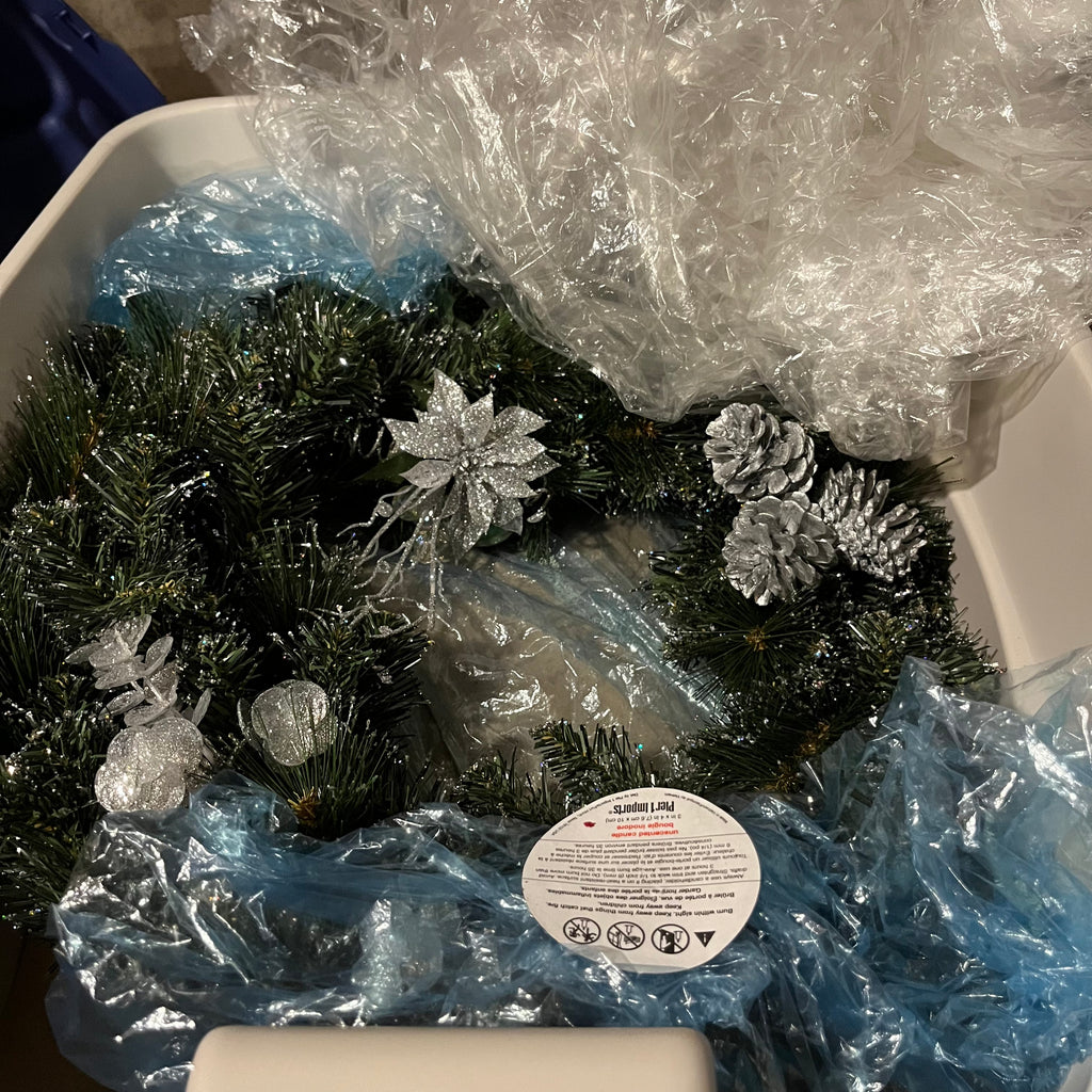 E551 Christmas grouping (table wreath and more)