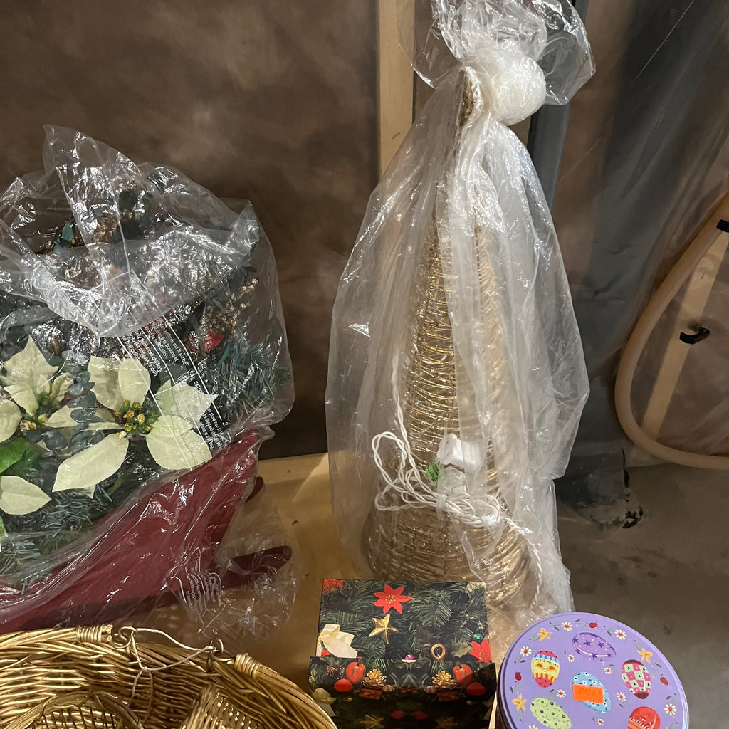 E555 Christmas grouping (faux flowers and more)