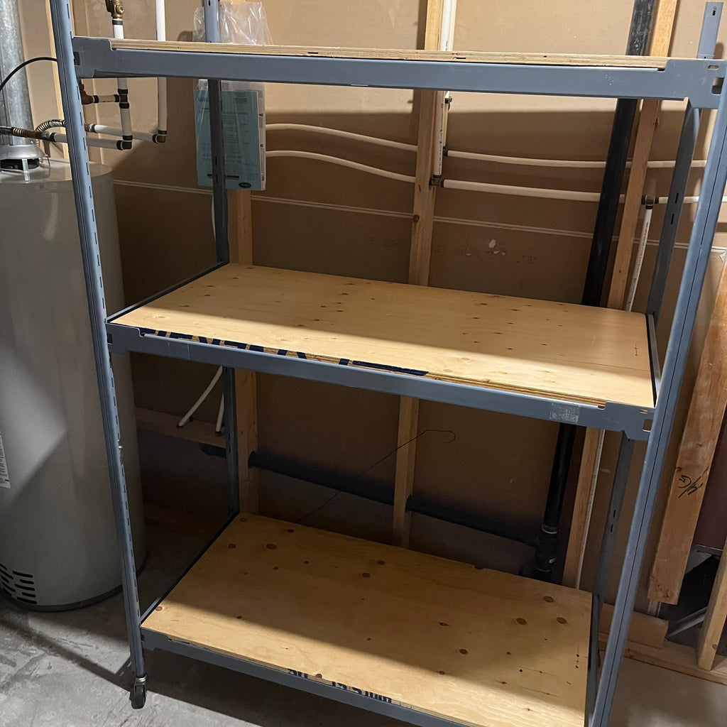 E556 Single large metal shelving unit