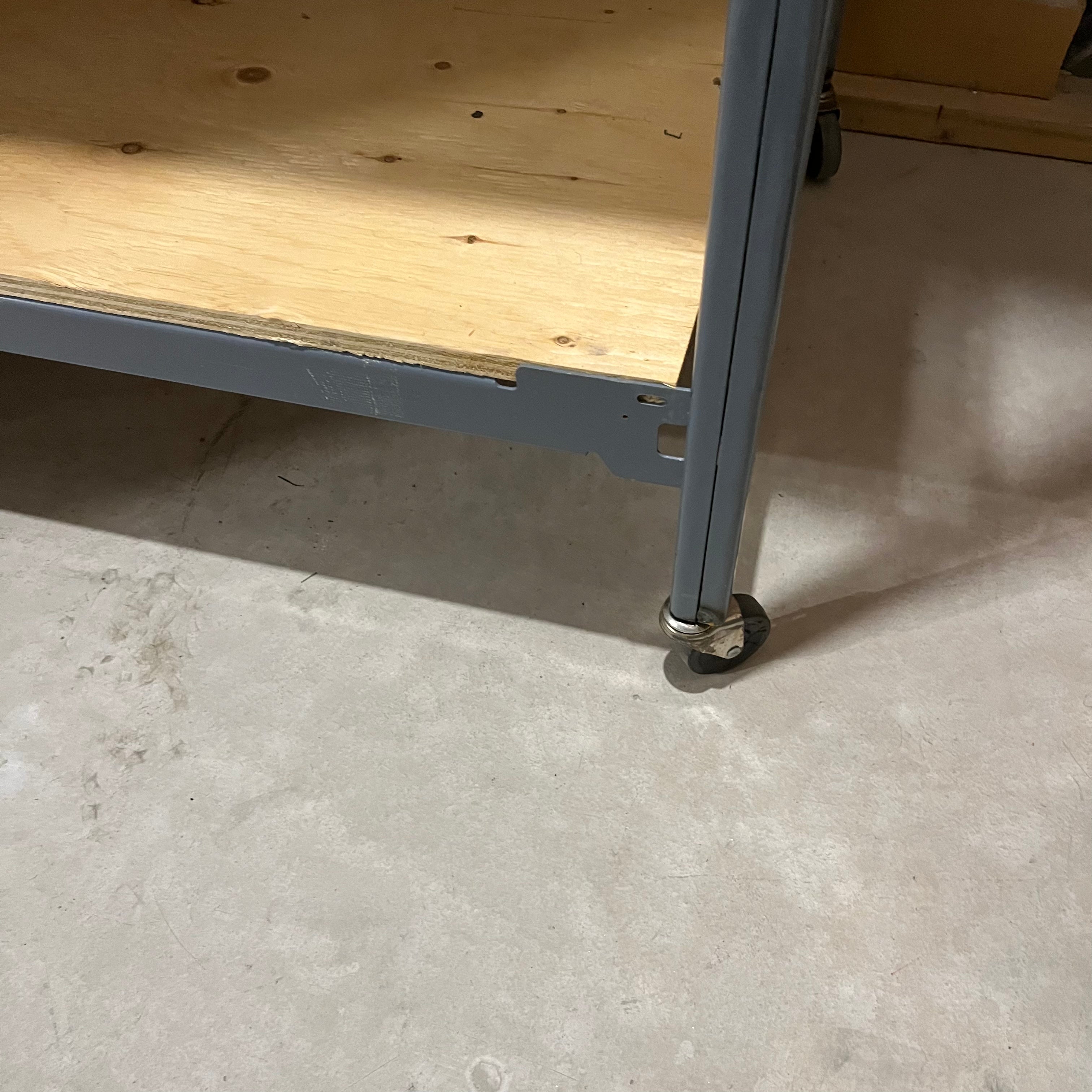 E556 Single large metal shelving unit