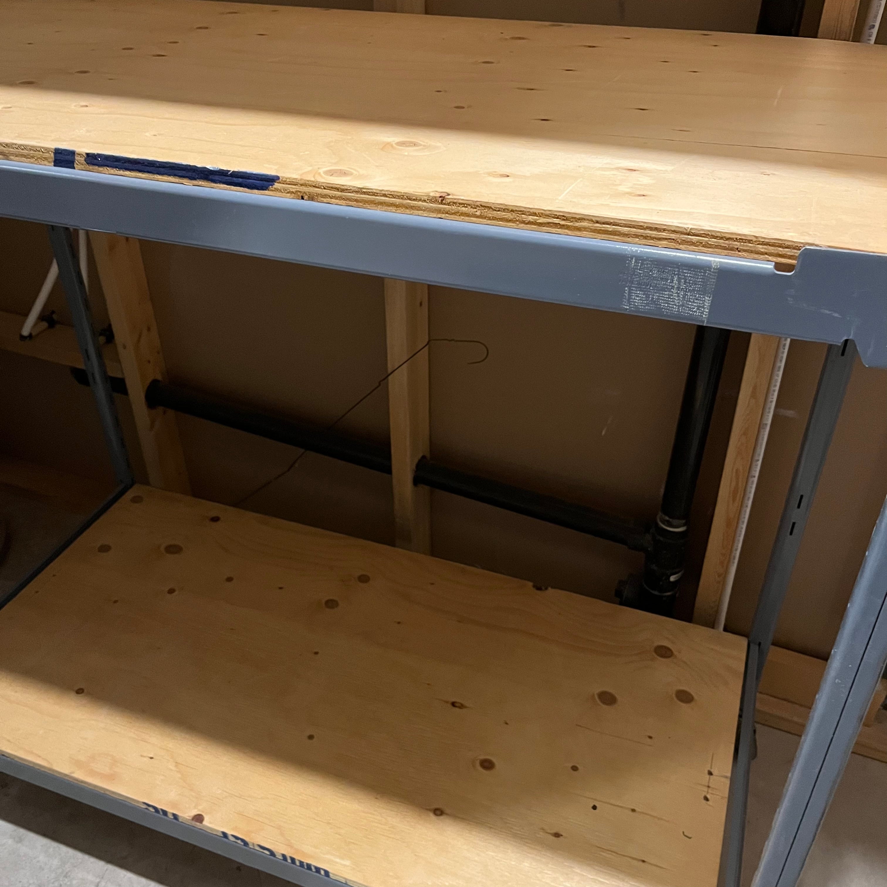 E556 Single large metal shelving unit