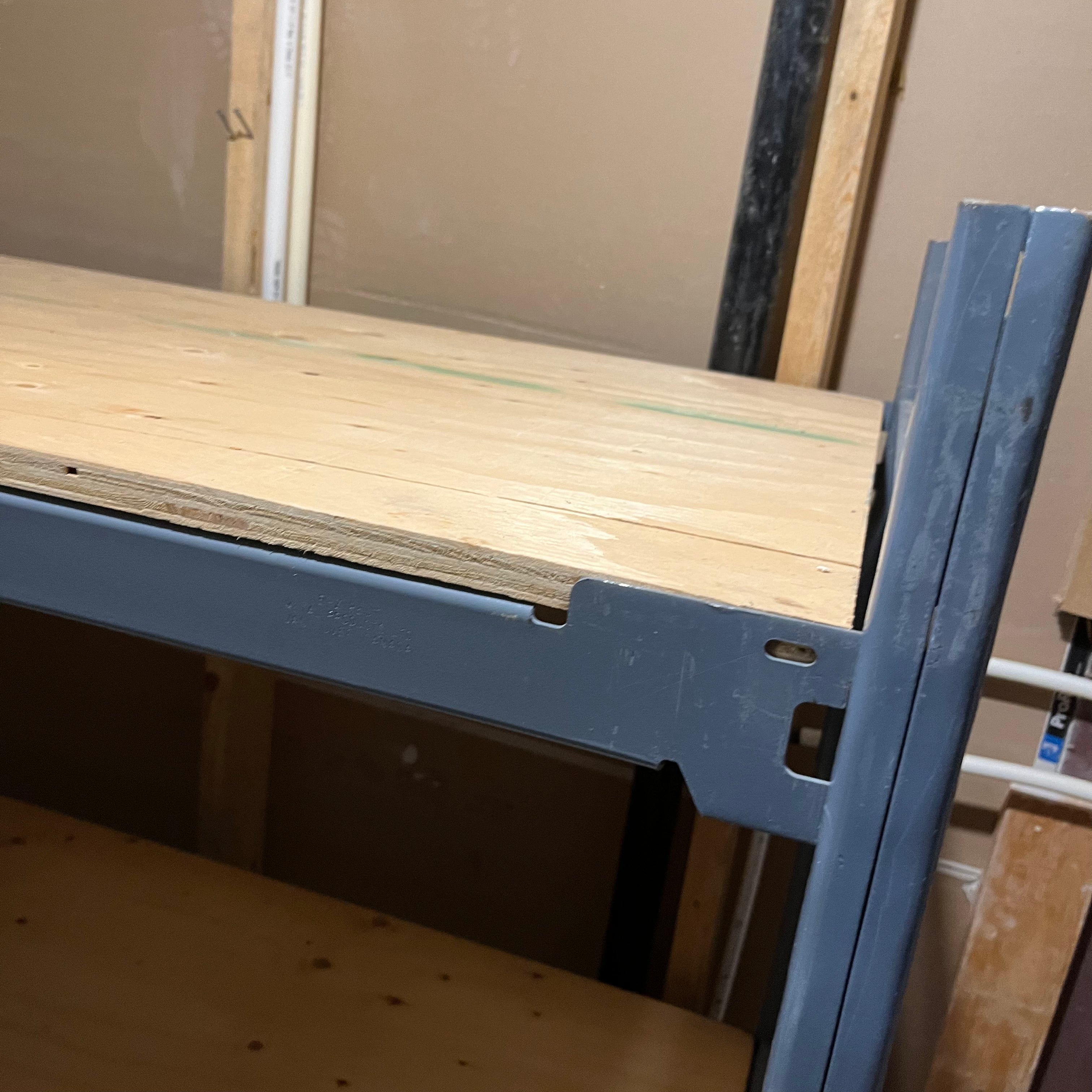 E556 Single large metal shelving unit