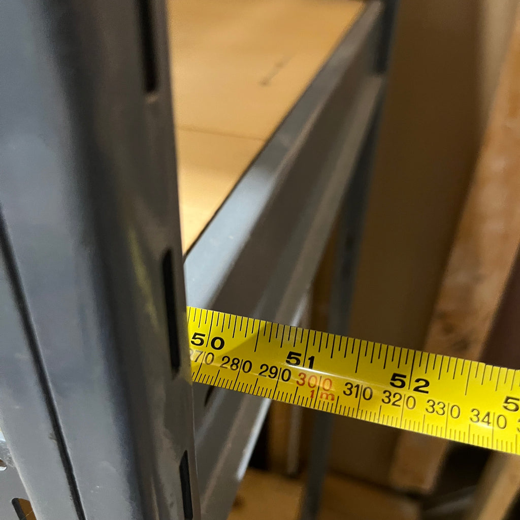 E556 Single large metal shelving unit