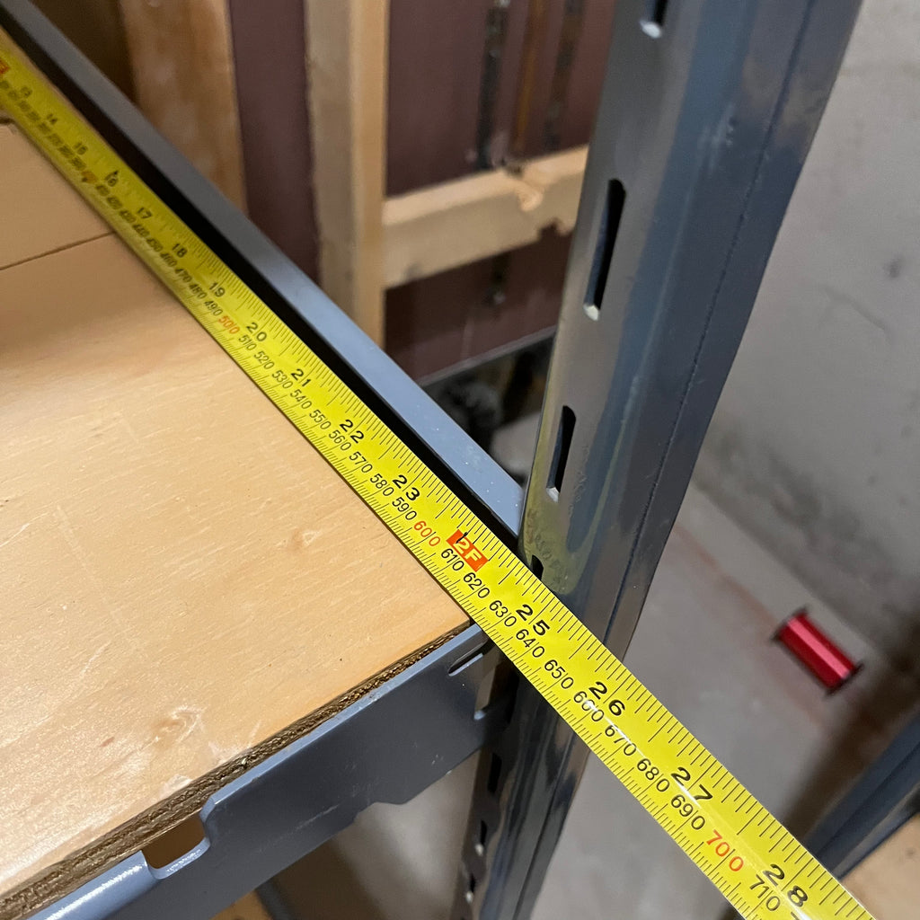 E556 Single large metal shelving unit