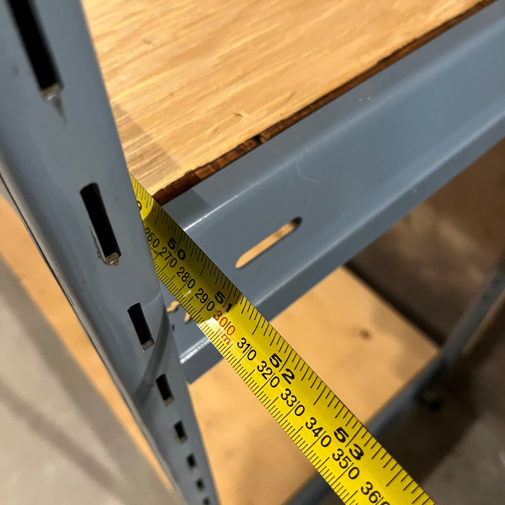 E560 Single large metal shelving unit