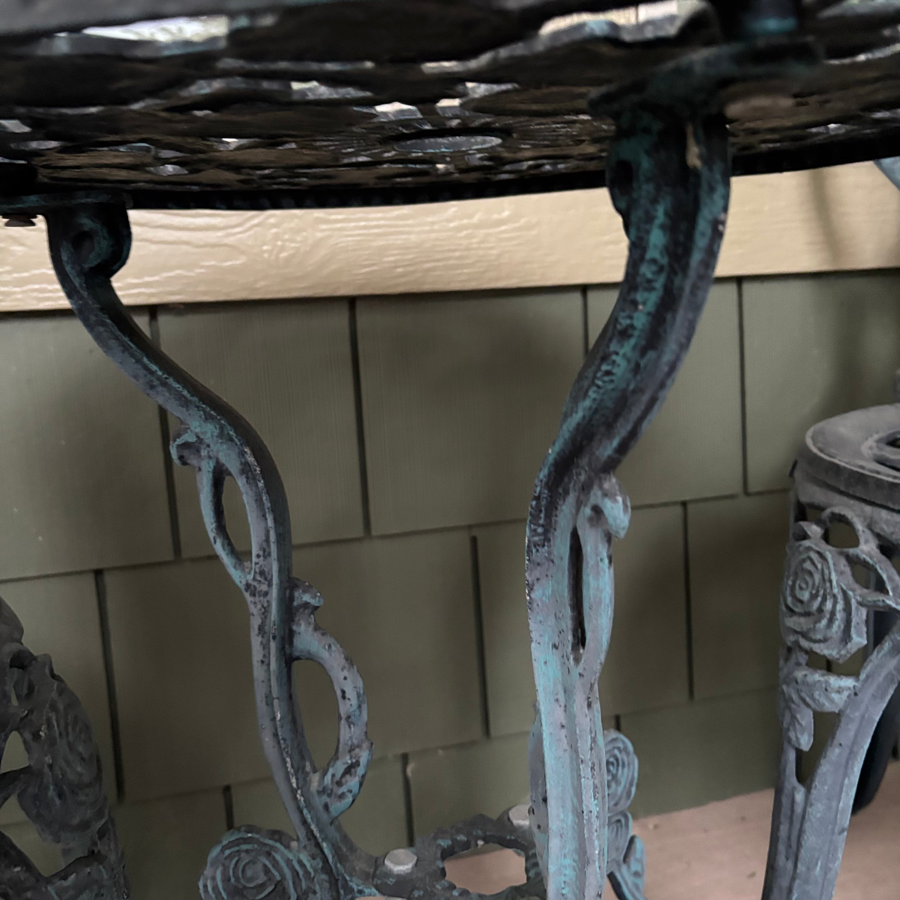 F806 Rose patterned bistro set (table and two chairs) ***aluminum cast