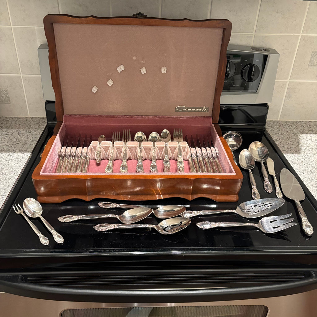 F819 Vintage Oneida Country Lane flatware grouping