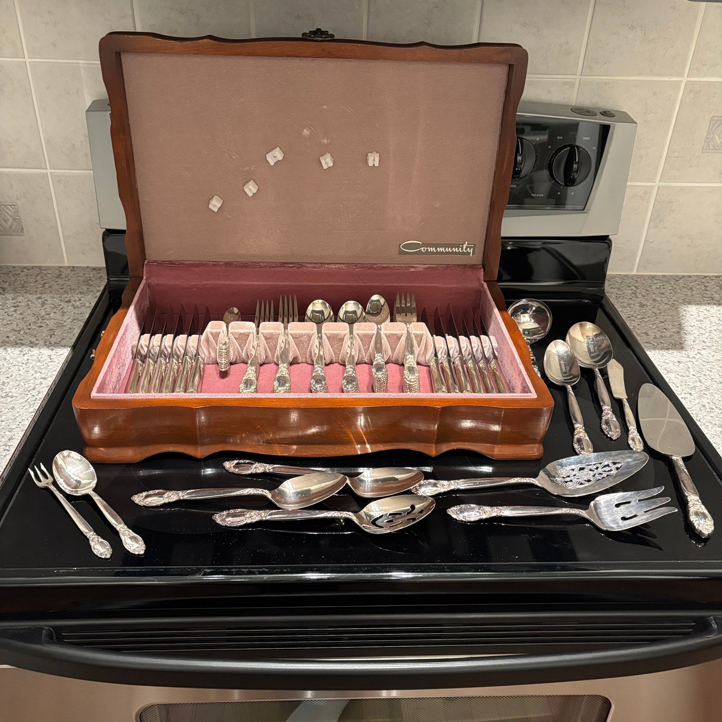 F819 Vintage Oneida Country Lane flatware grouping