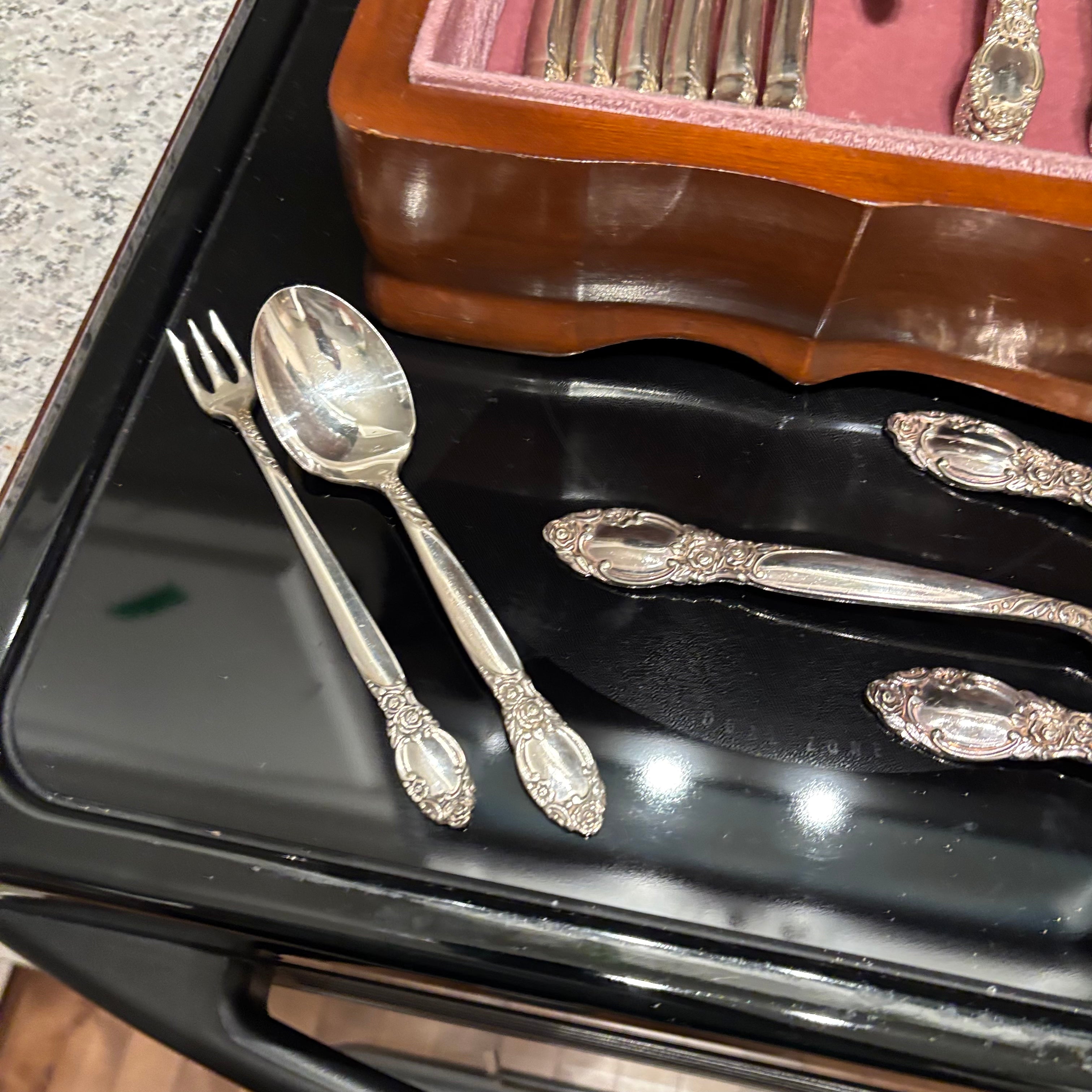 F819 Vintage Oneida Country Lane flatware grouping