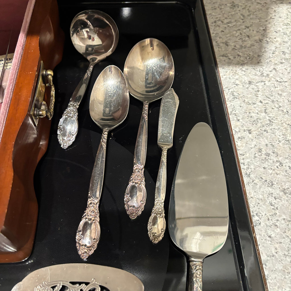 F819 Vintage Oneida Country Lane flatware grouping