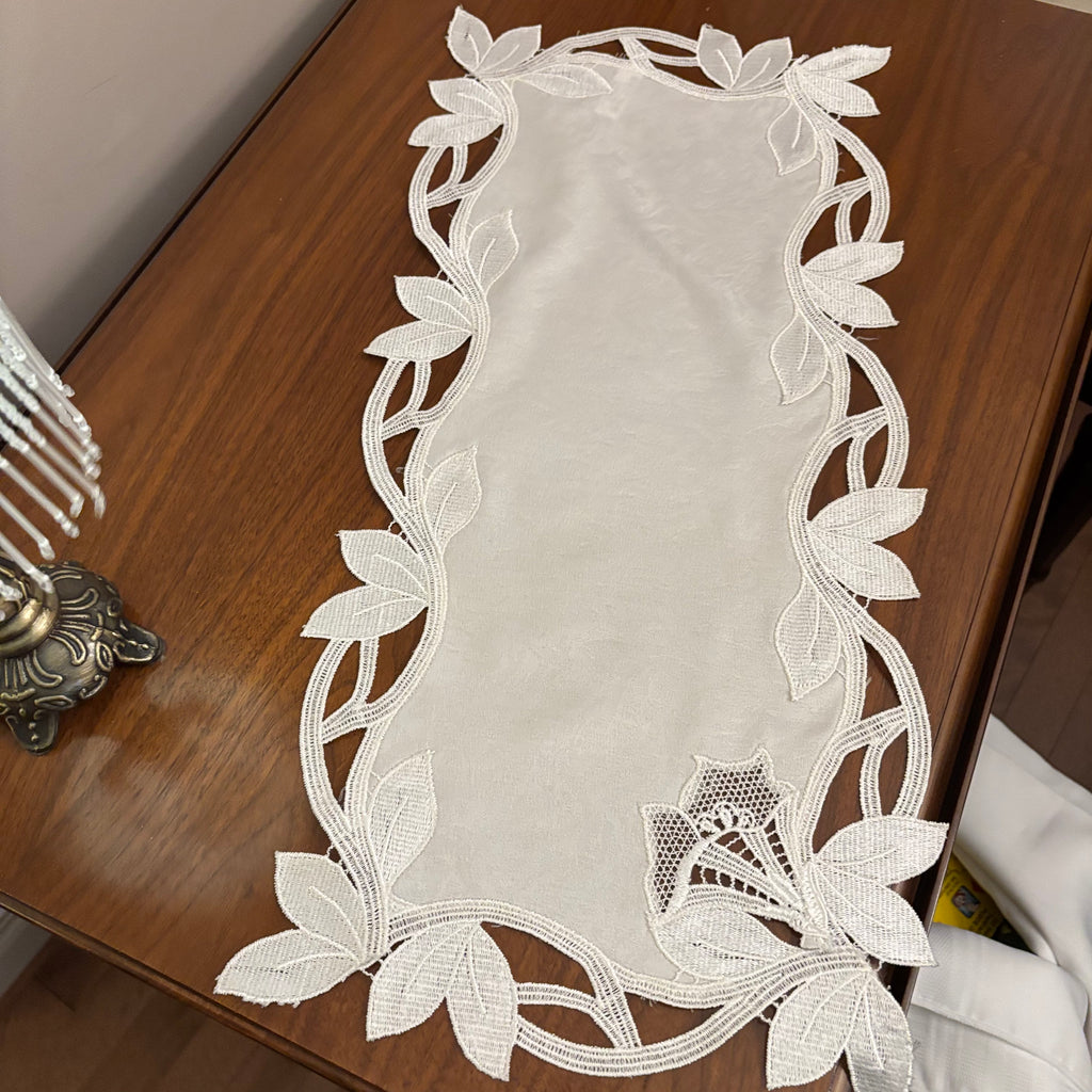 F823 Home Decor Grouping Grouping (table lamp and table runner)