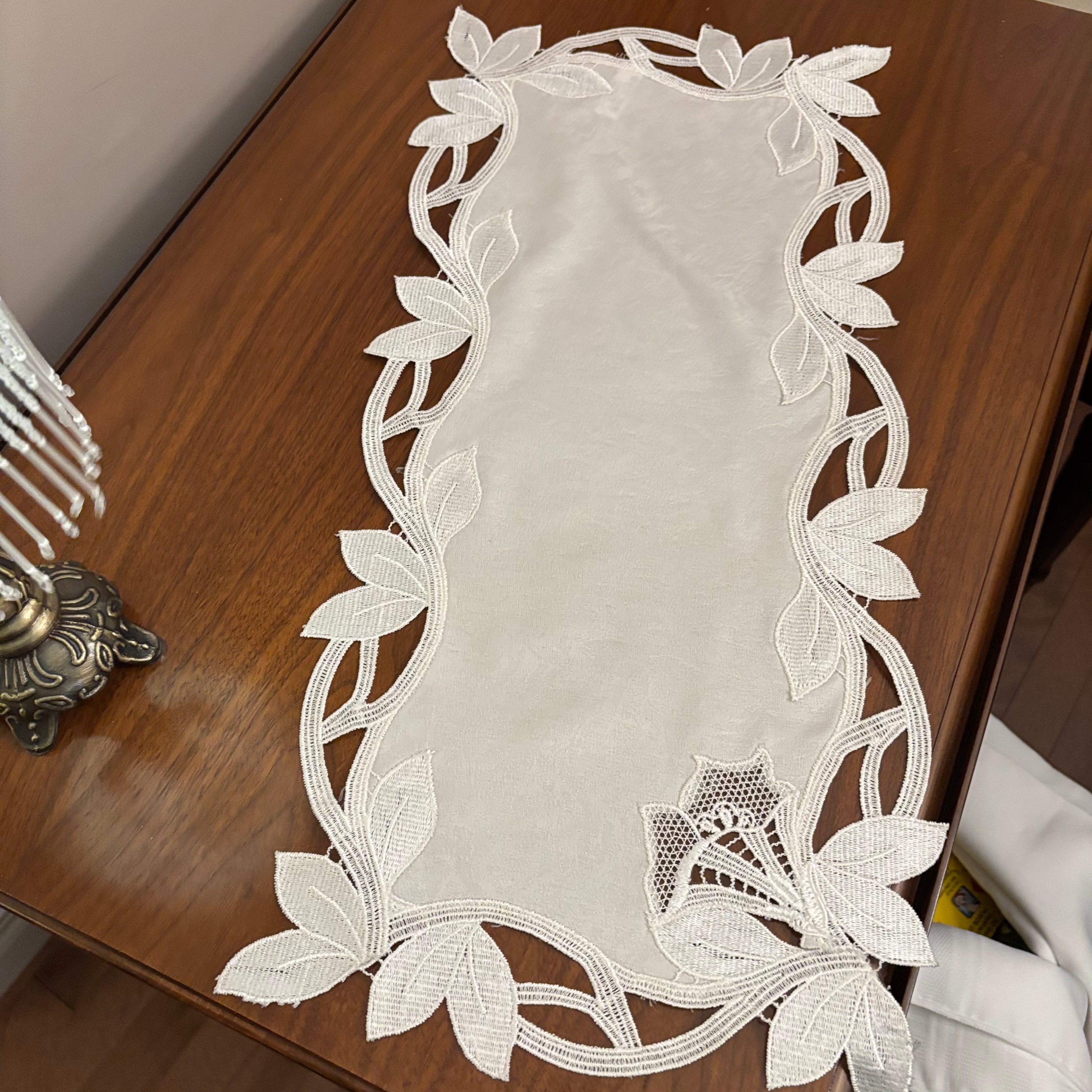 F823 Home Decor Grouping Grouping (table lamp and table runner)