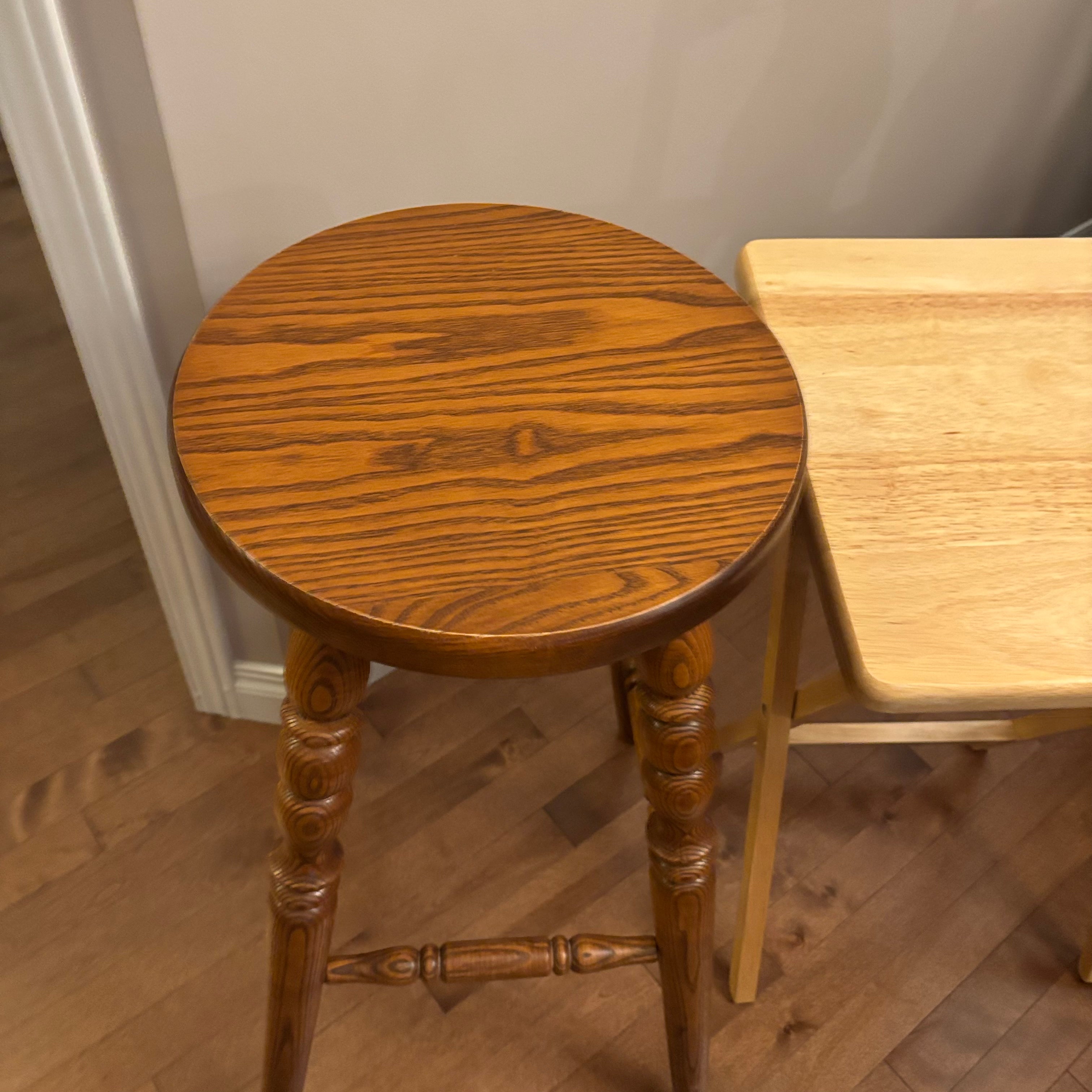 F825 TV tray and bar stool grouping