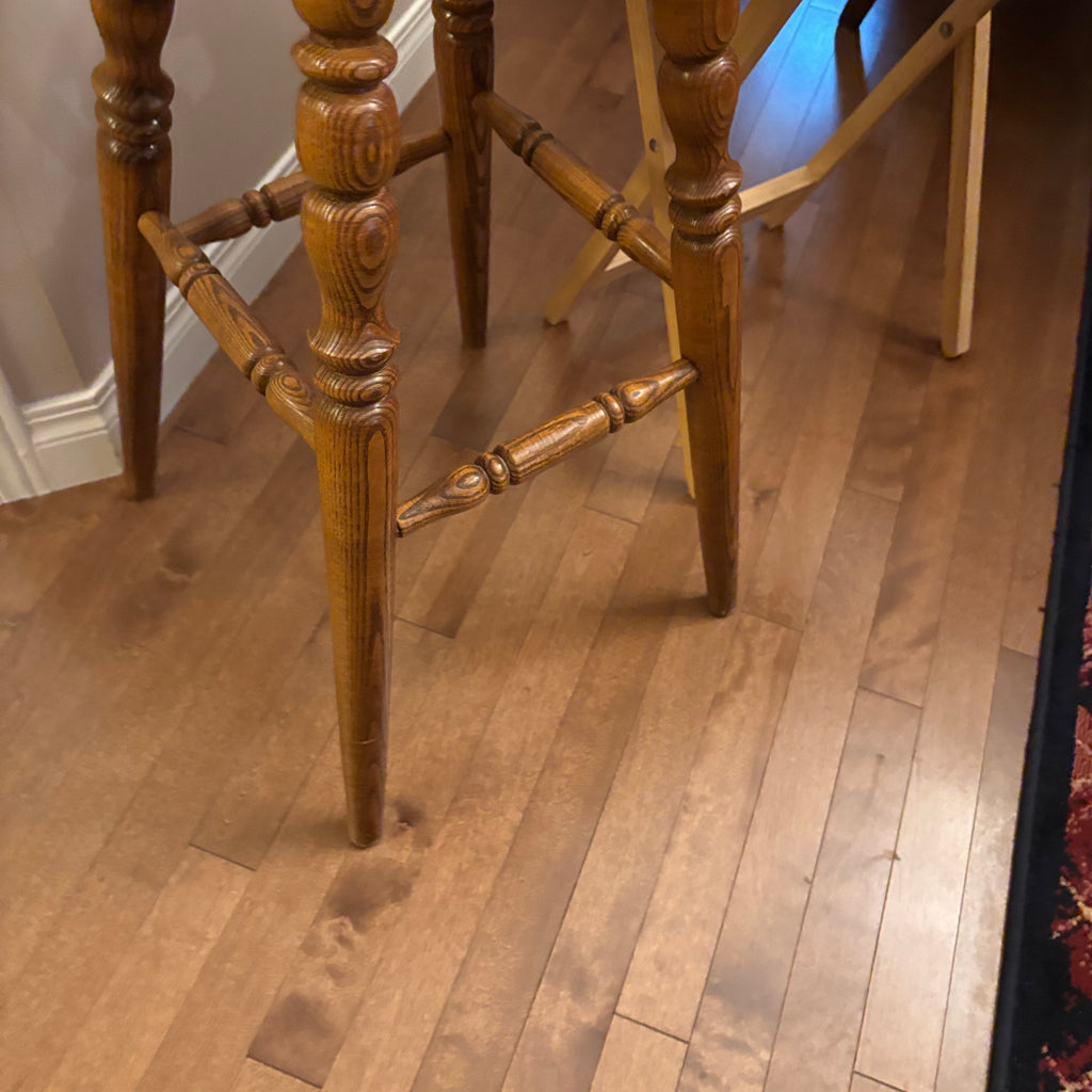 F825 TV tray and bar stool grouping