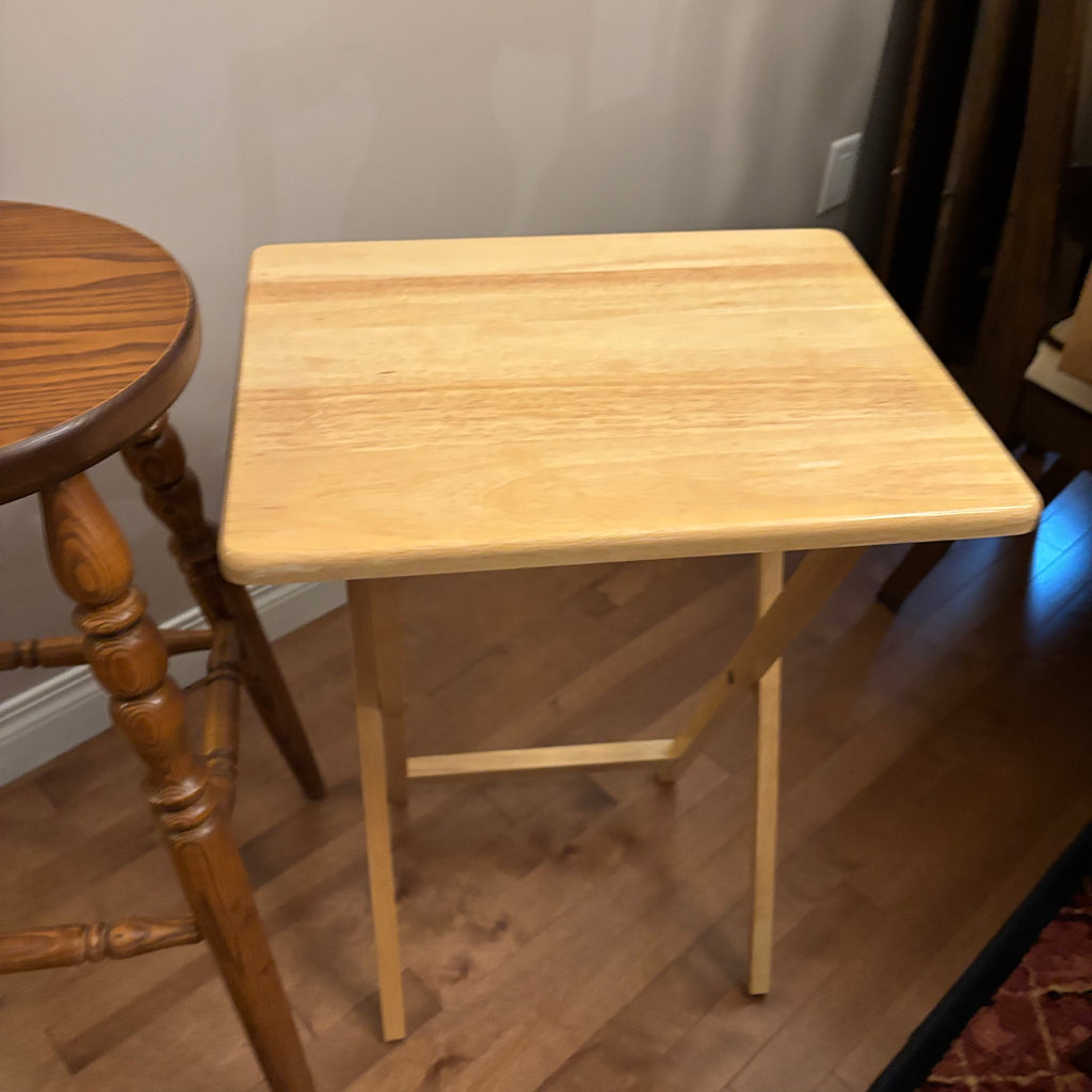 F825 TV tray and bar stool grouping