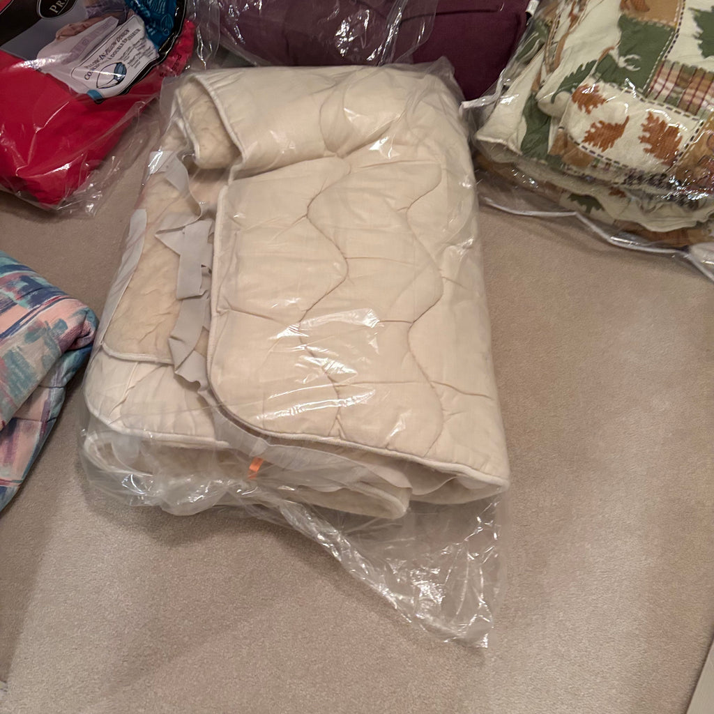 F838 Linen closet contents (gold hangers and more)