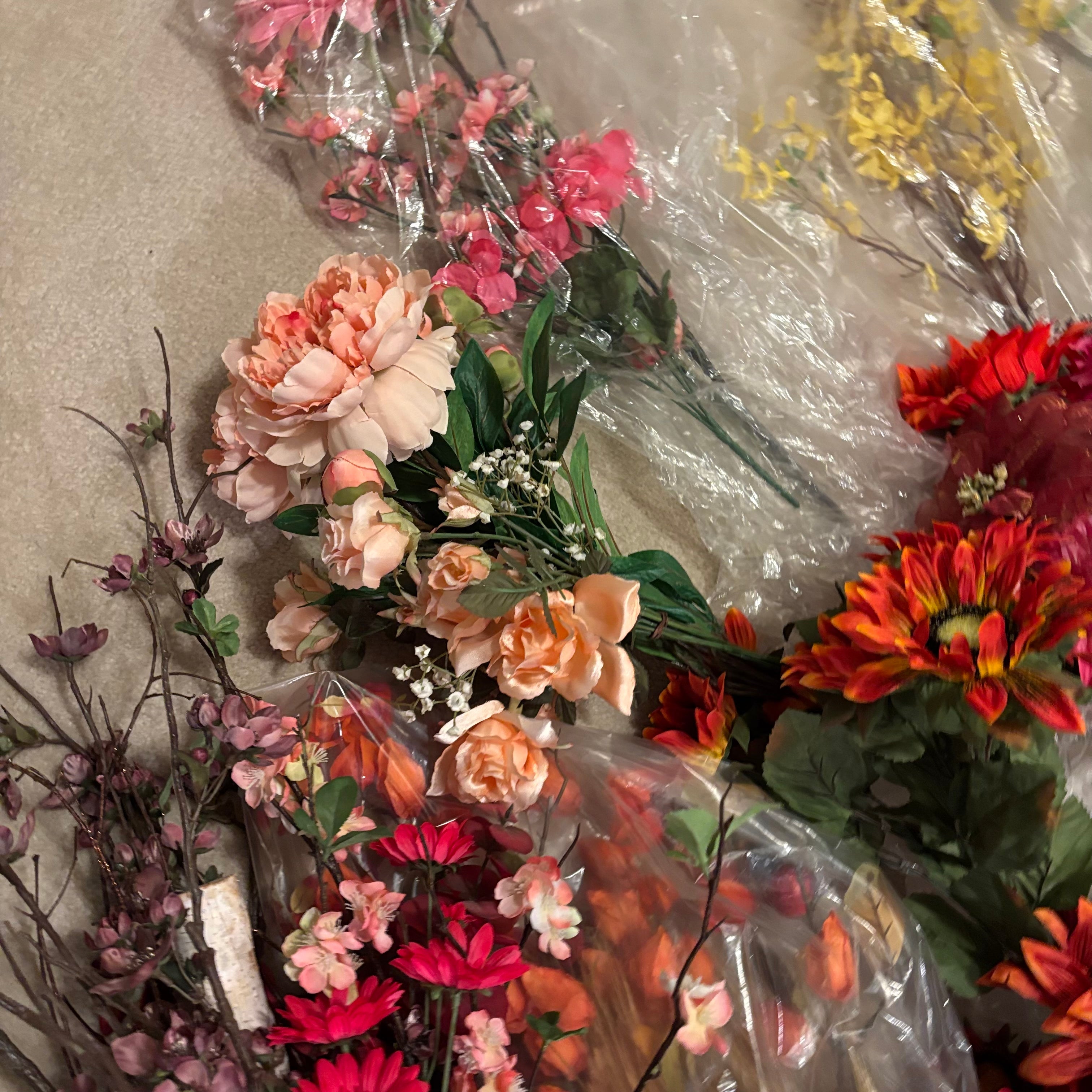 F843 Faux flowers grouping