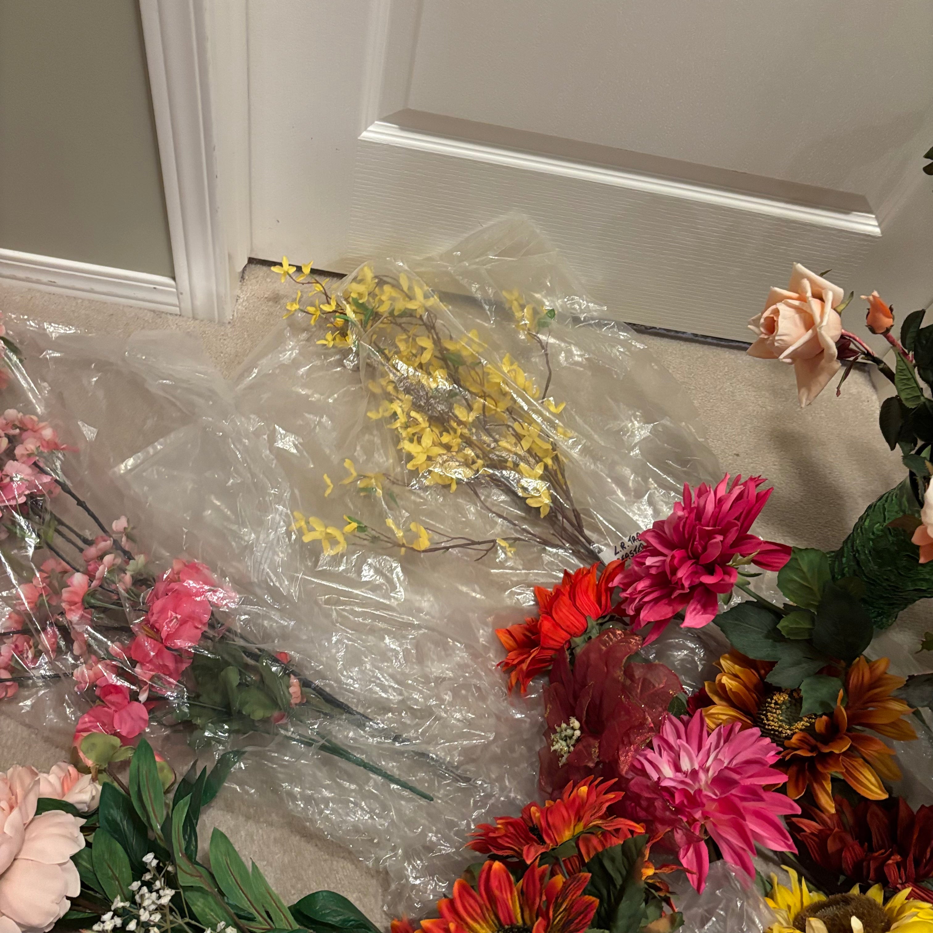 F843 Faux flowers grouping